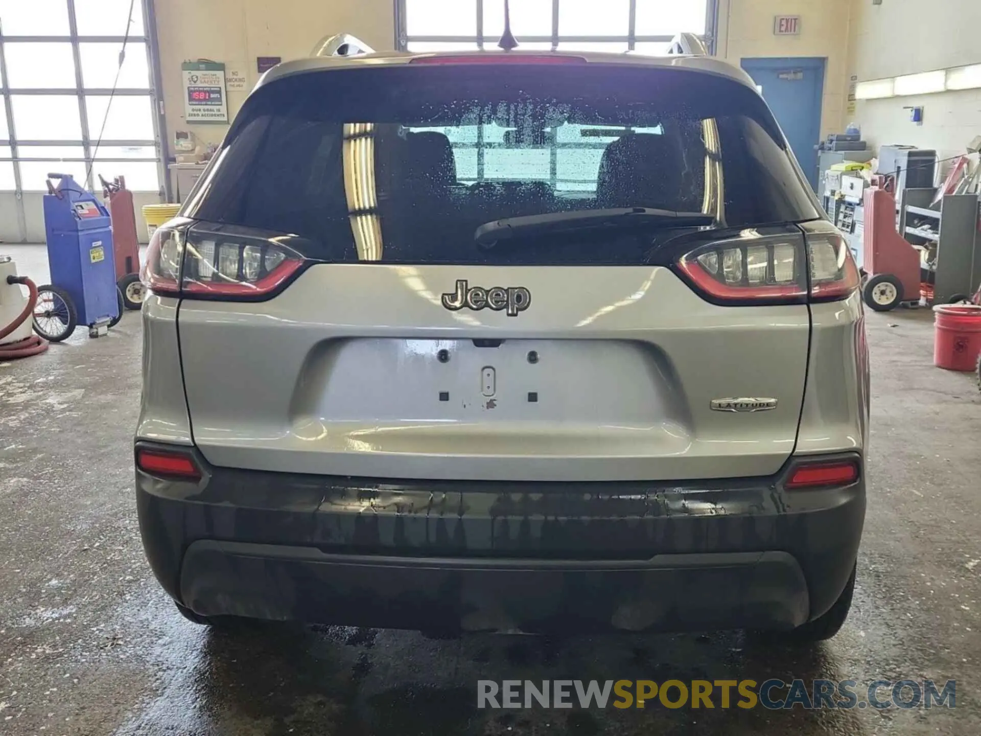 39 Photograph of a damaged car 1C4PJLCB1LD536043 JEEP CHEROKEE 2020