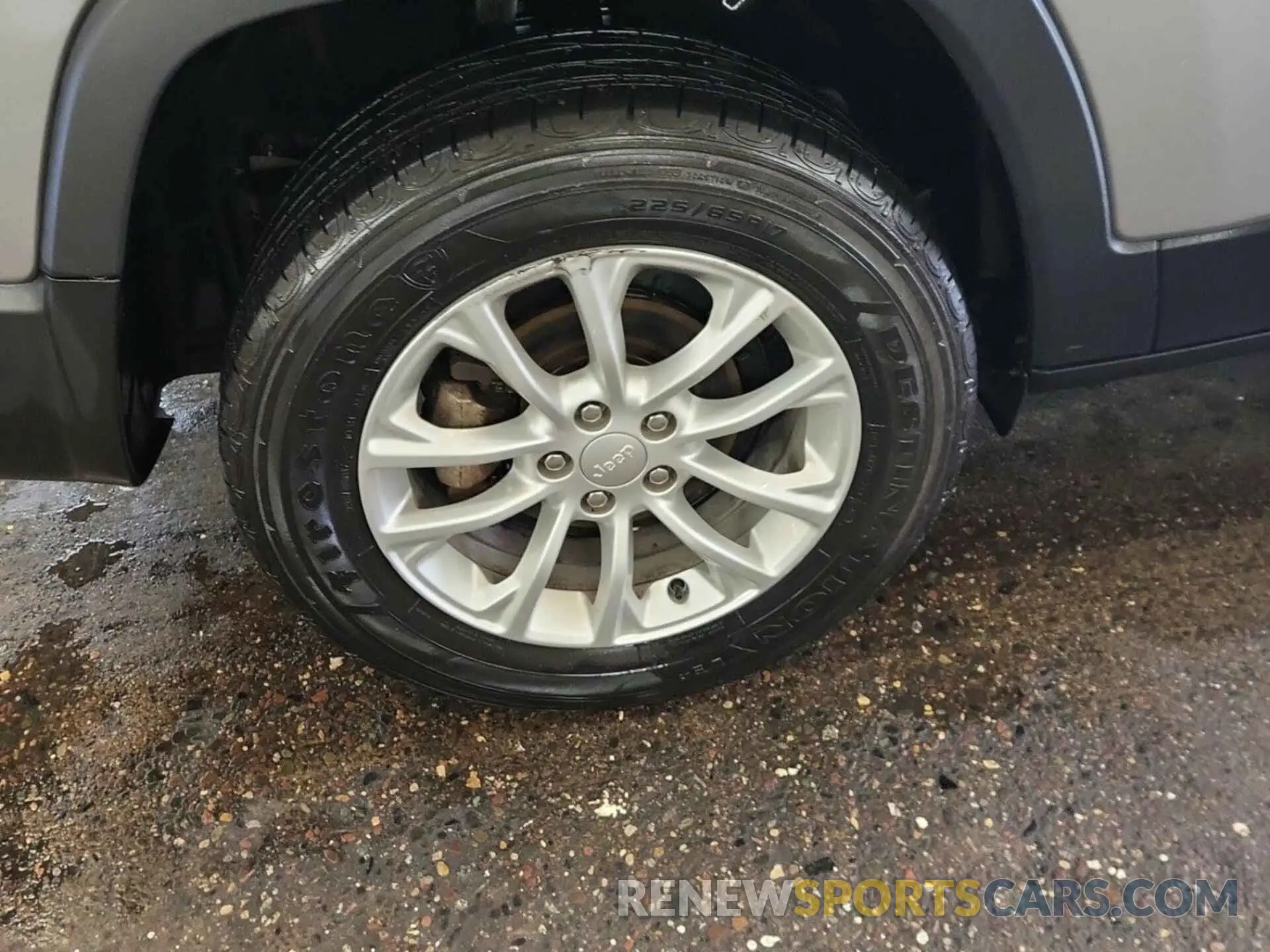 43 Photograph of a damaged car 1C4PJLCB1LD536043 JEEP CHEROKEE 2020