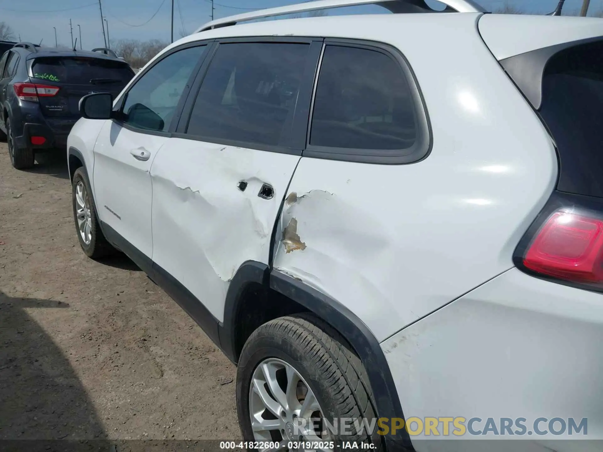 6 Photograph of a damaged car 1C4PJLCB1LD596646 JEEP CHEROKEE 2020