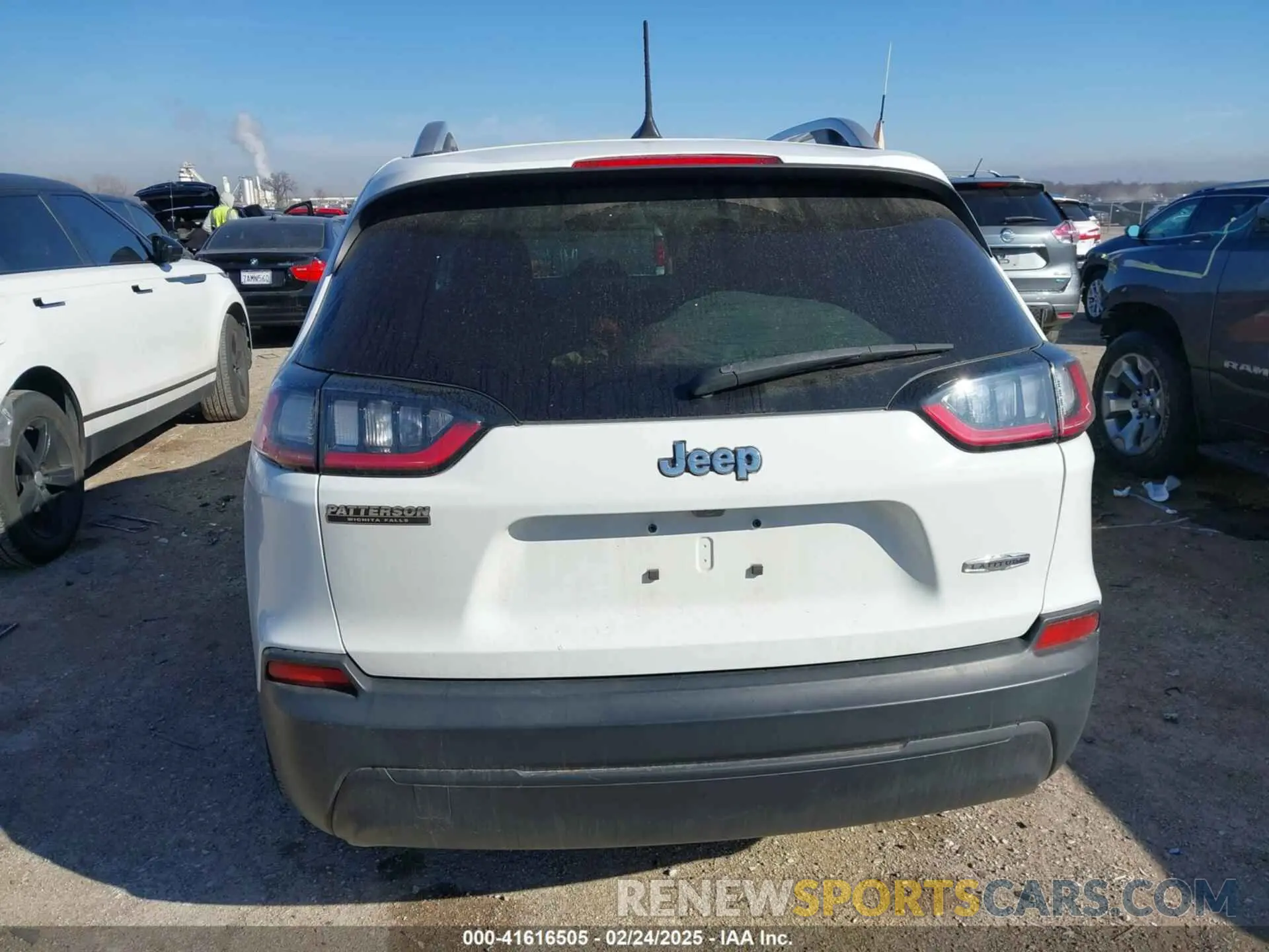 16 Photograph of a damaged car 1C4PJLCB2LD629458 JEEP CHEROKEE 2020