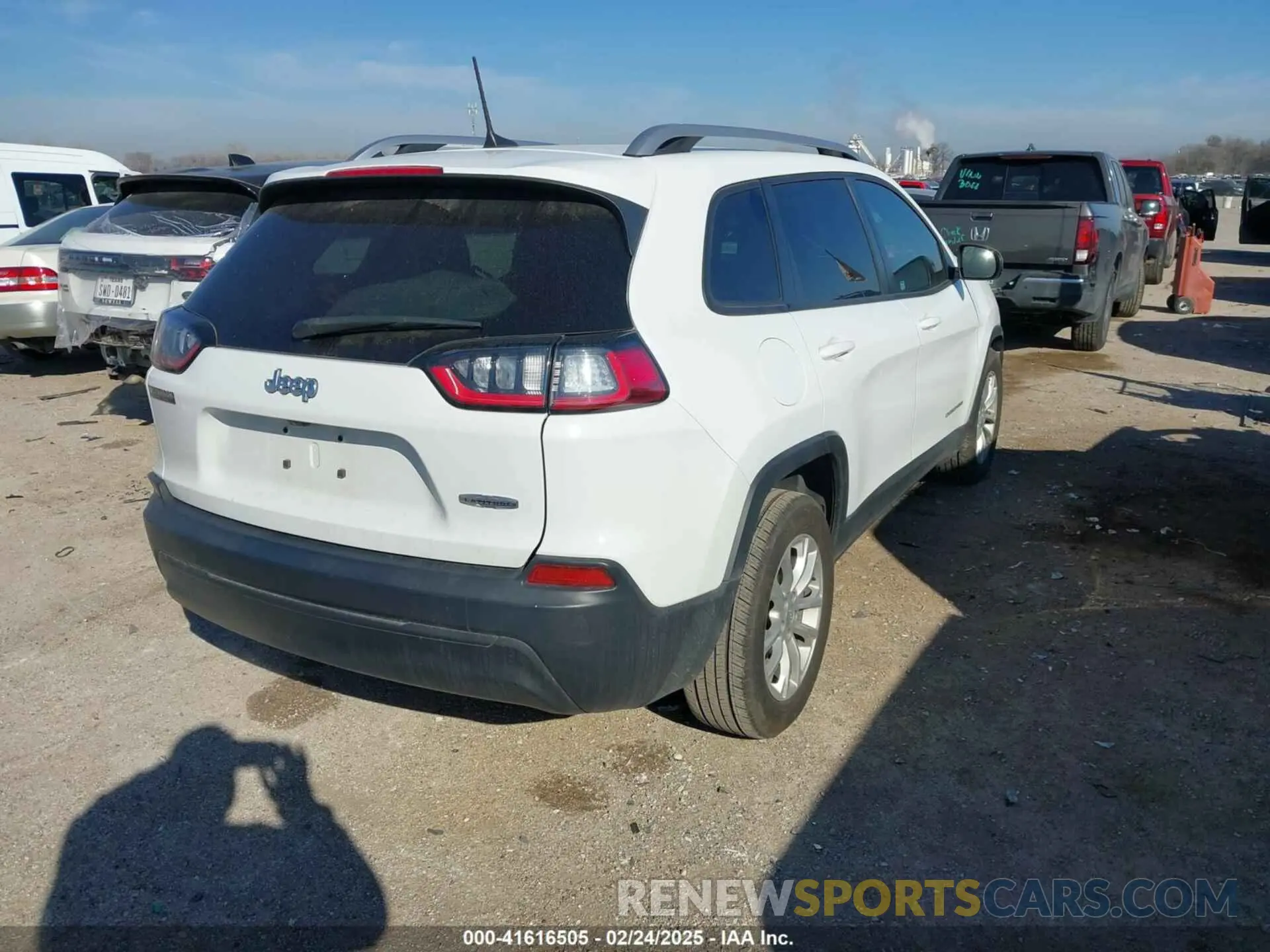 4 Photograph of a damaged car 1C4PJLCB2LD629458 JEEP CHEROKEE 2020