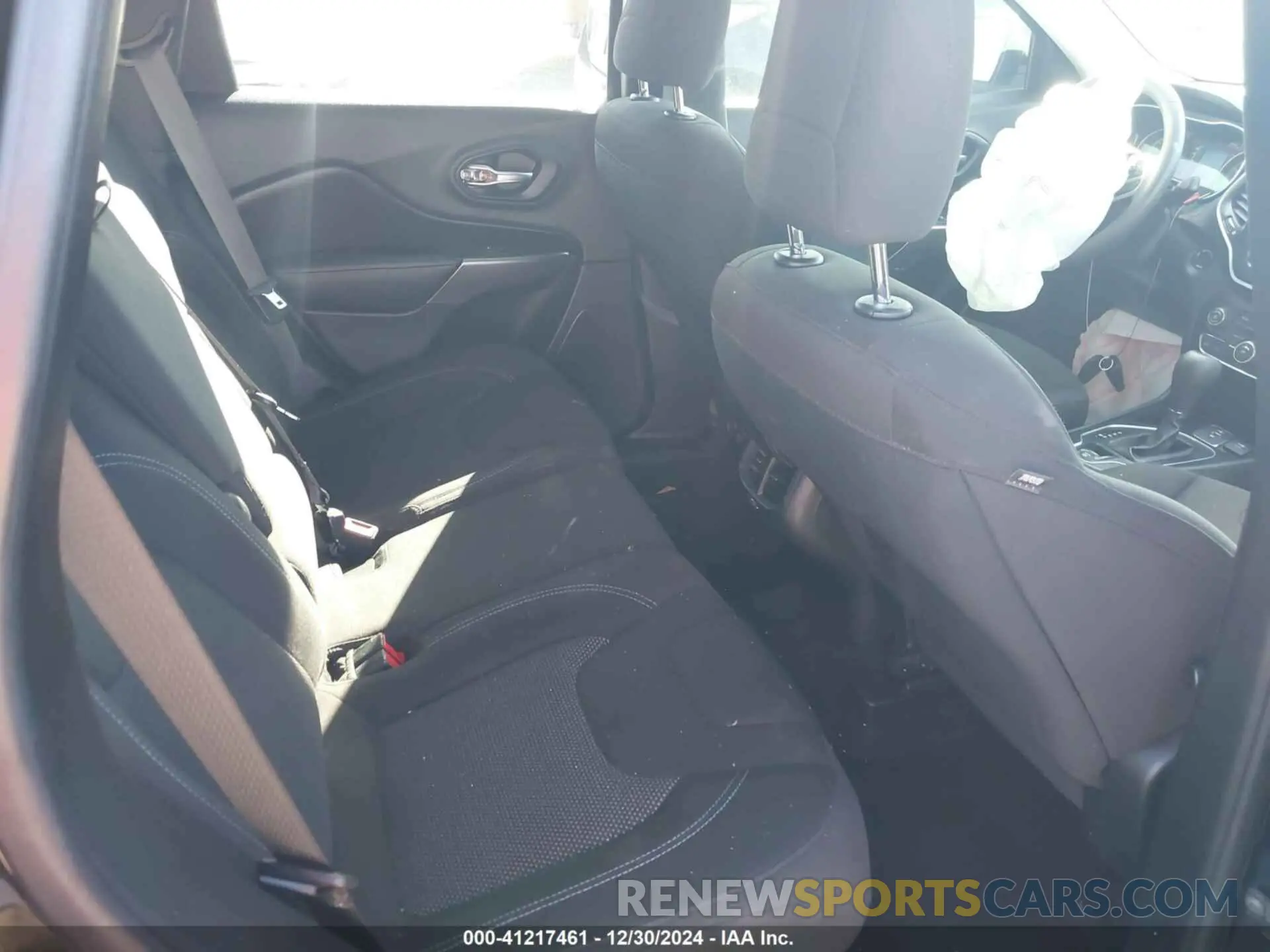 8 Photograph of a damaged car 1C4PJLCB5LD528477 JEEP CHEROKEE 2020