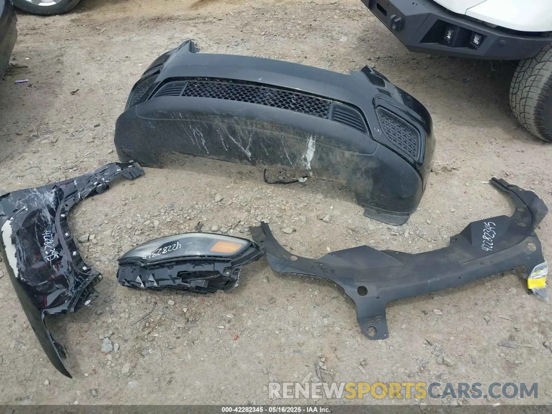 12 Photograph of a damaged car 1C4PJLCB5LD539057 JEEP CHEROKEE 2020