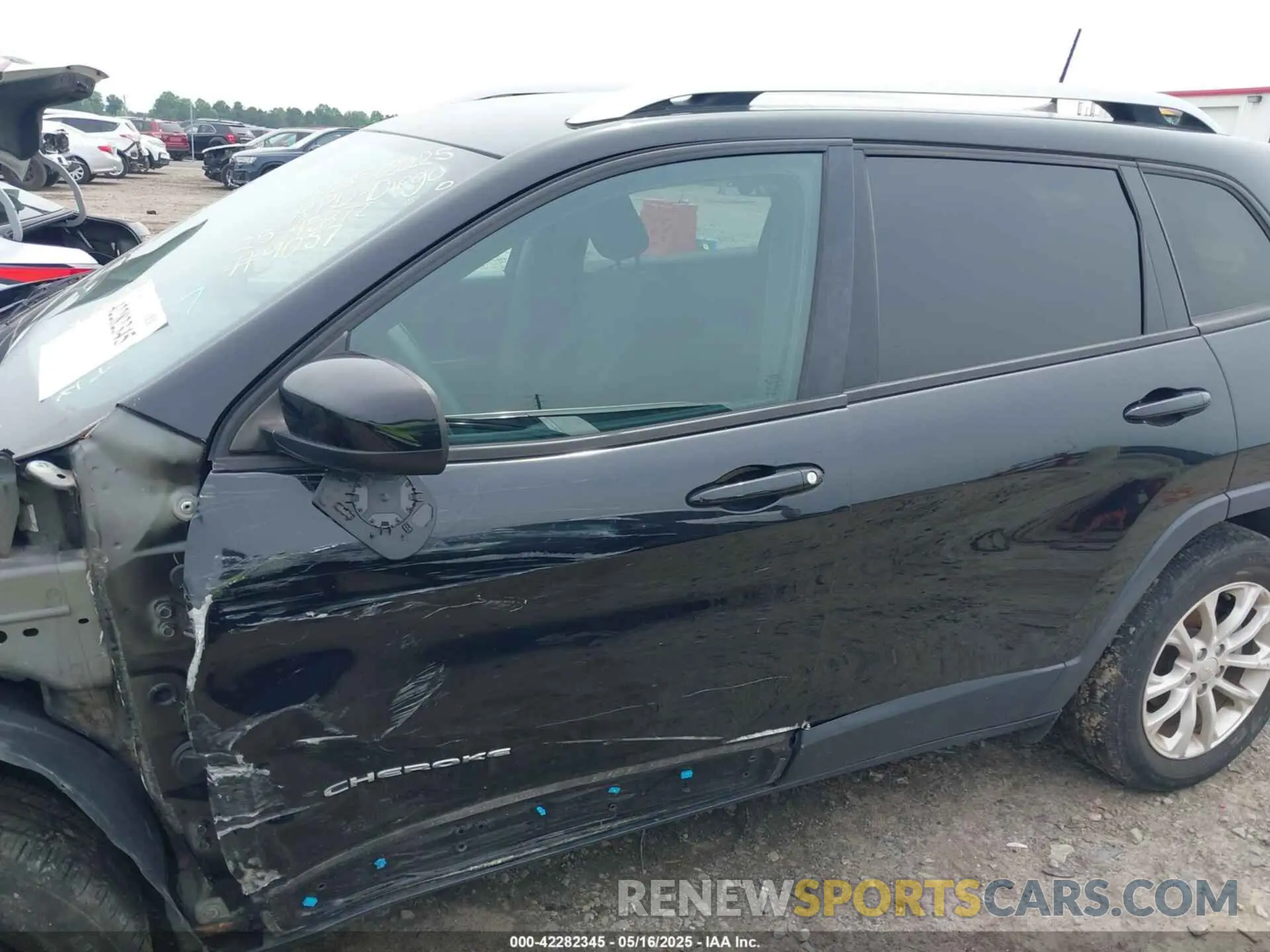 15 Photograph of a damaged car 1C4PJLCB5LD539057 JEEP CHEROKEE 2020
