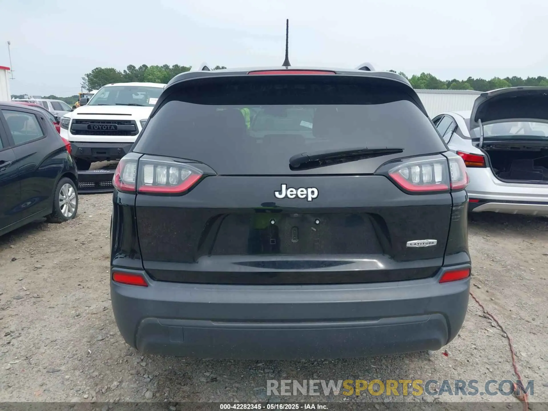 17 Photograph of a damaged car 1C4PJLCB5LD539057 JEEP CHEROKEE 2020
