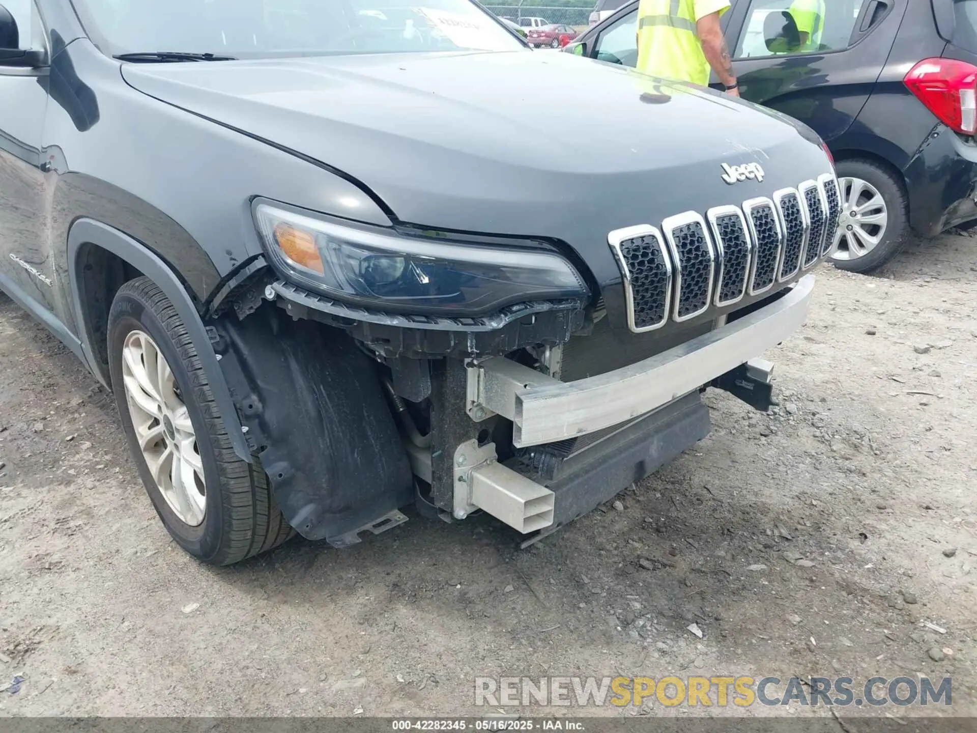 18 Photograph of a damaged car 1C4PJLCB5LD539057 JEEP CHEROKEE 2020