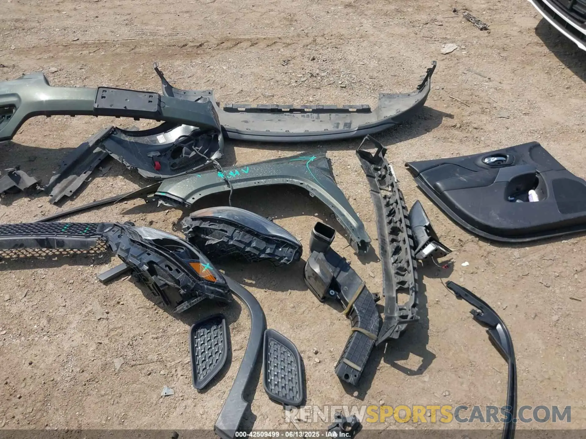 12 Photograph of a damaged car 1C4PJLCB5LD581311 JEEP CHEROKEE 2020