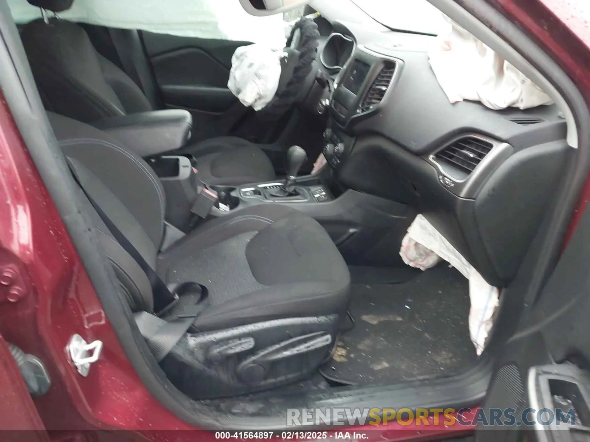 5 Photograph of a damaged car 1C4PJLCB7LD542199 JEEP CHEROKEE 2020