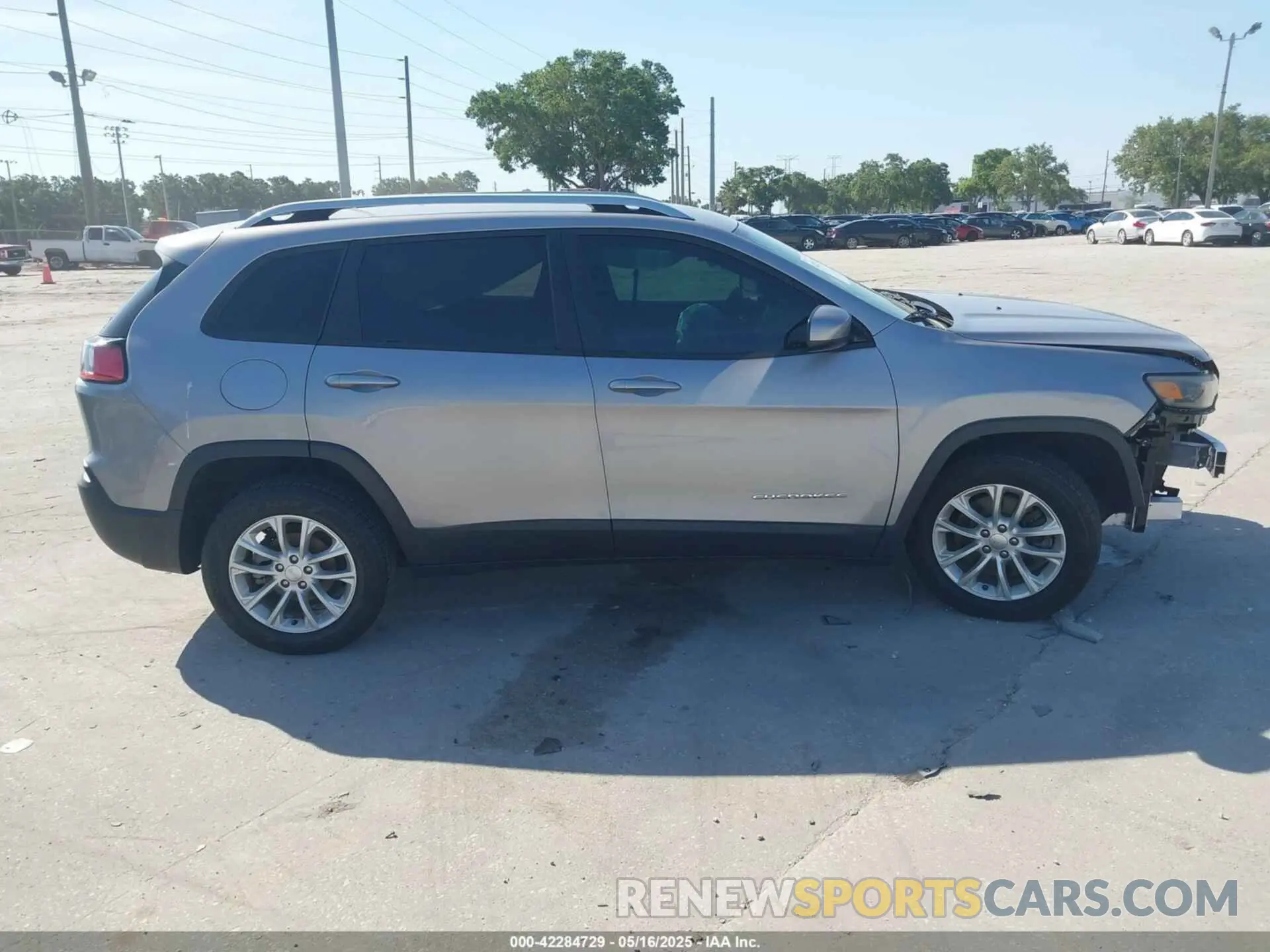 14 Photograph of a damaged car 1C4PJLCB7LD542428 JEEP CHEROKEE 2020