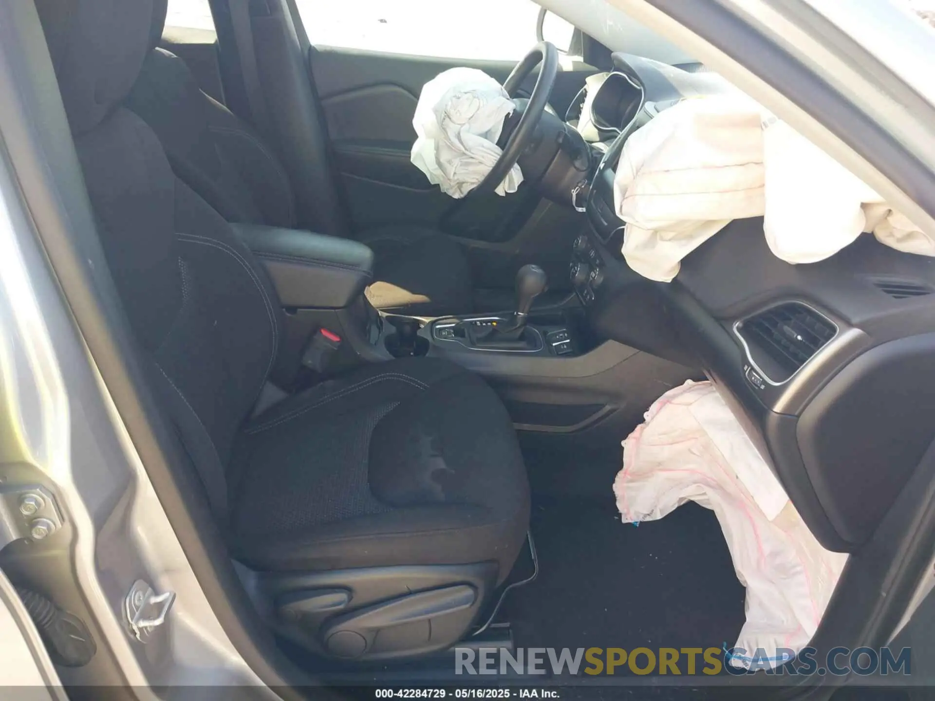 5 Photograph of a damaged car 1C4PJLCB7LD542428 JEEP CHEROKEE 2020