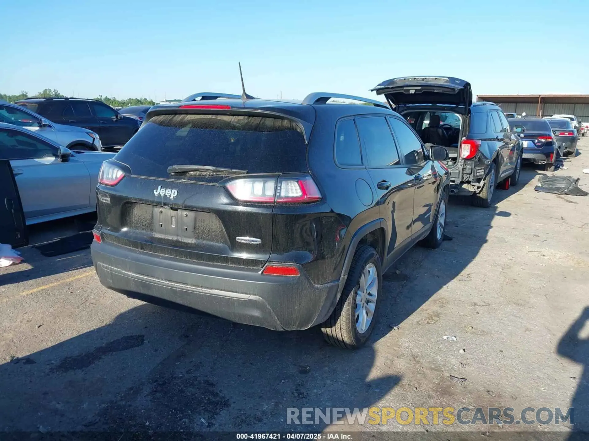 4 Photograph of a damaged car 1C4PJLCB7LD561691 JEEP CHEROKEE 2020