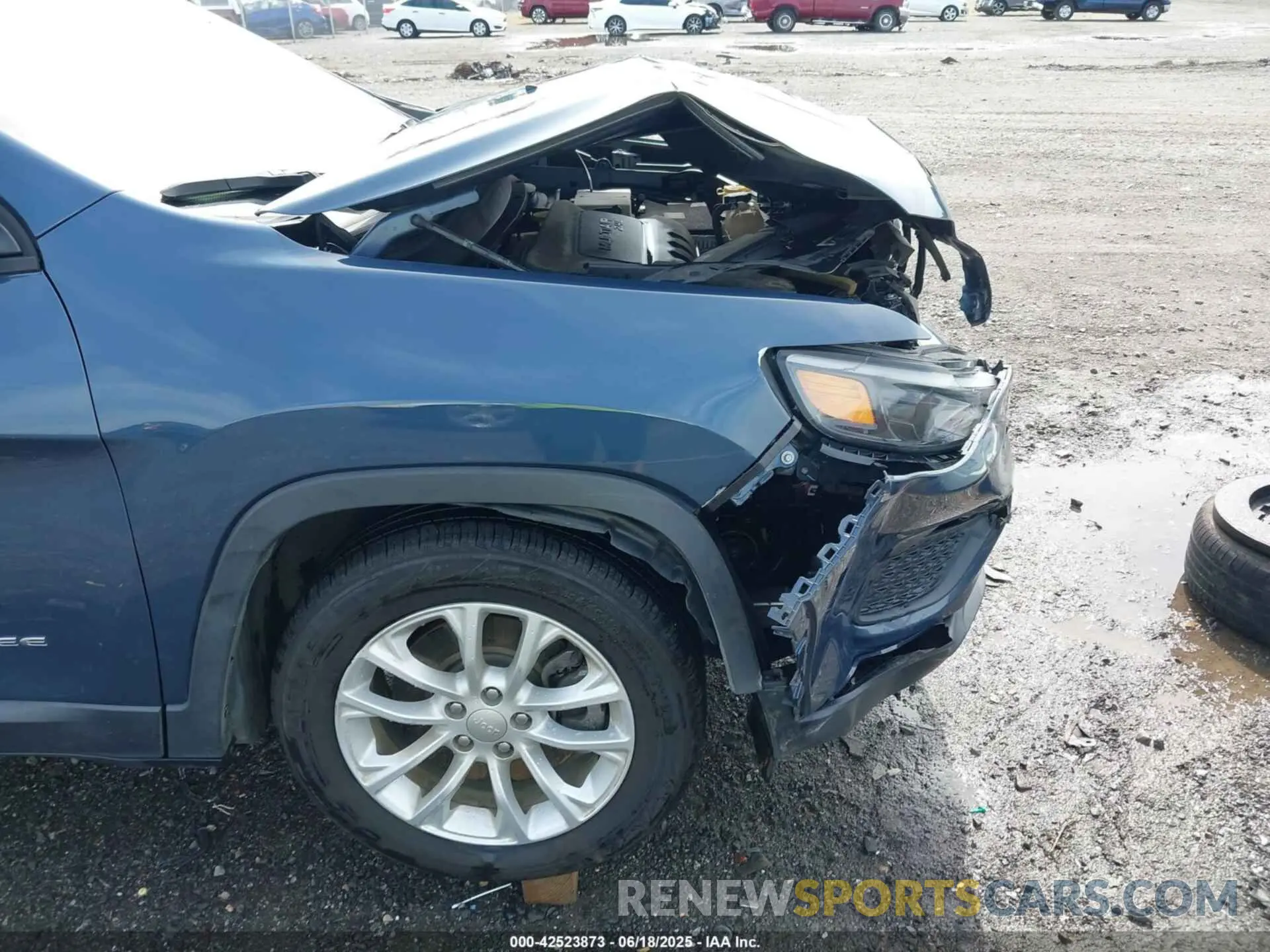 18 Photograph of a damaged car 1C4PJLCB7LD631903 JEEP CHEROKEE 2020