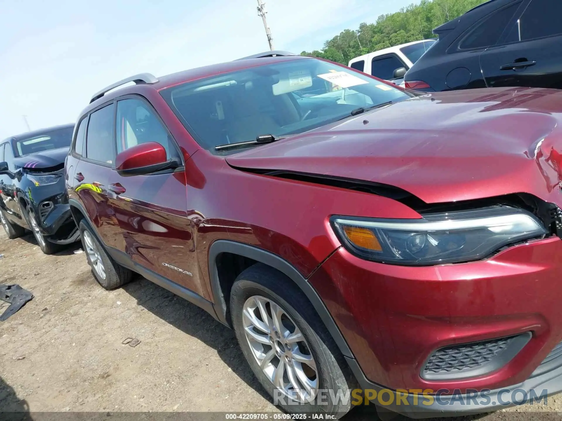 13 Photograph of a damaged car 1C4PJLCB8LD525301 JEEP CHEROKEE 2020