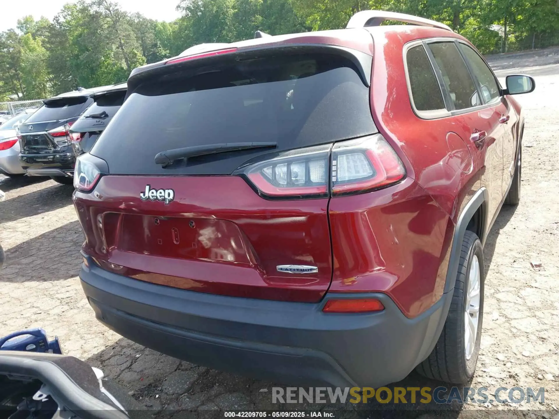 16 Photograph of a damaged car 1C4PJLCB8LD525301 JEEP CHEROKEE 2020