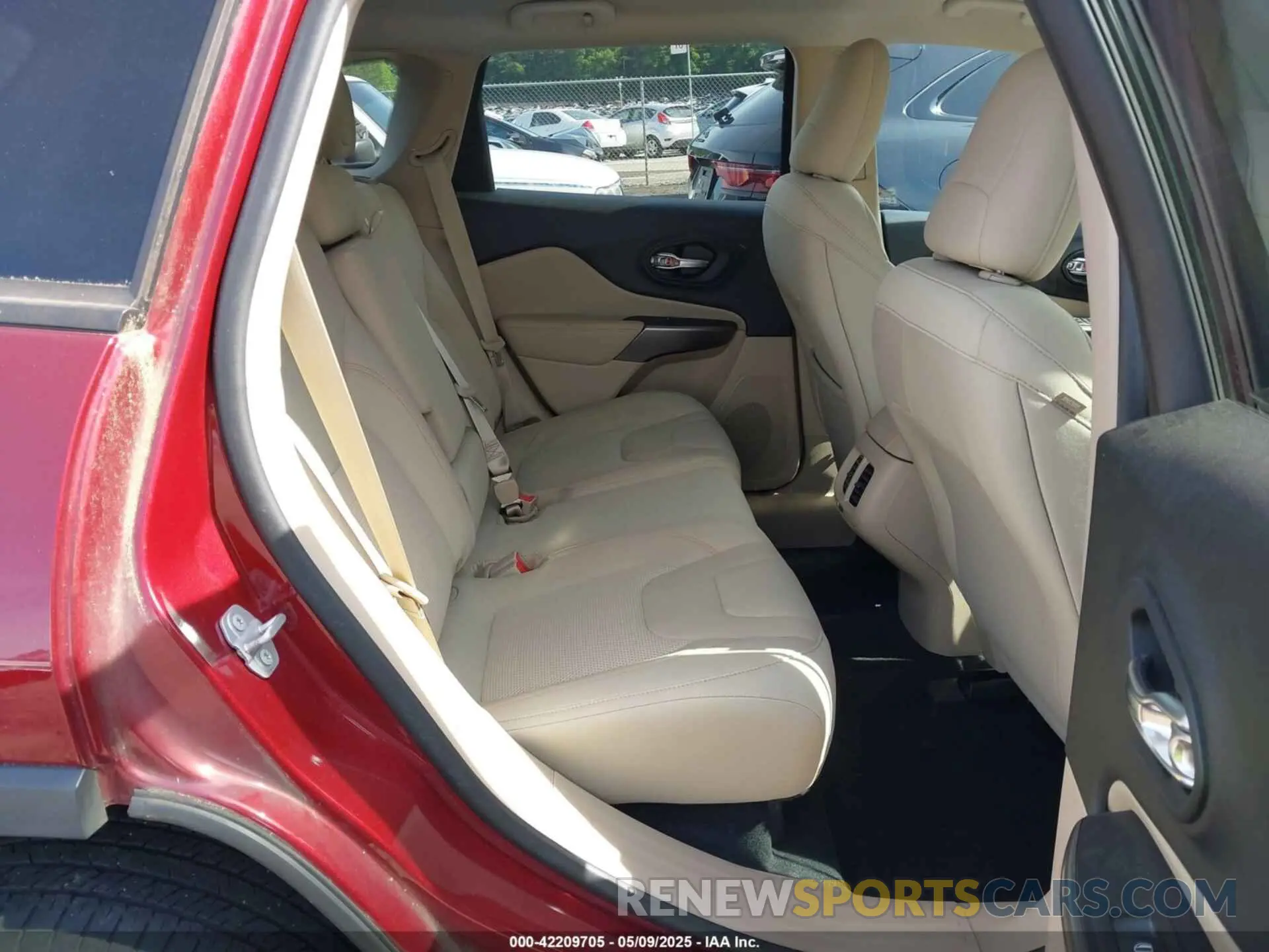 8 Photograph of a damaged car 1C4PJLCB8LD525301 JEEP CHEROKEE 2020