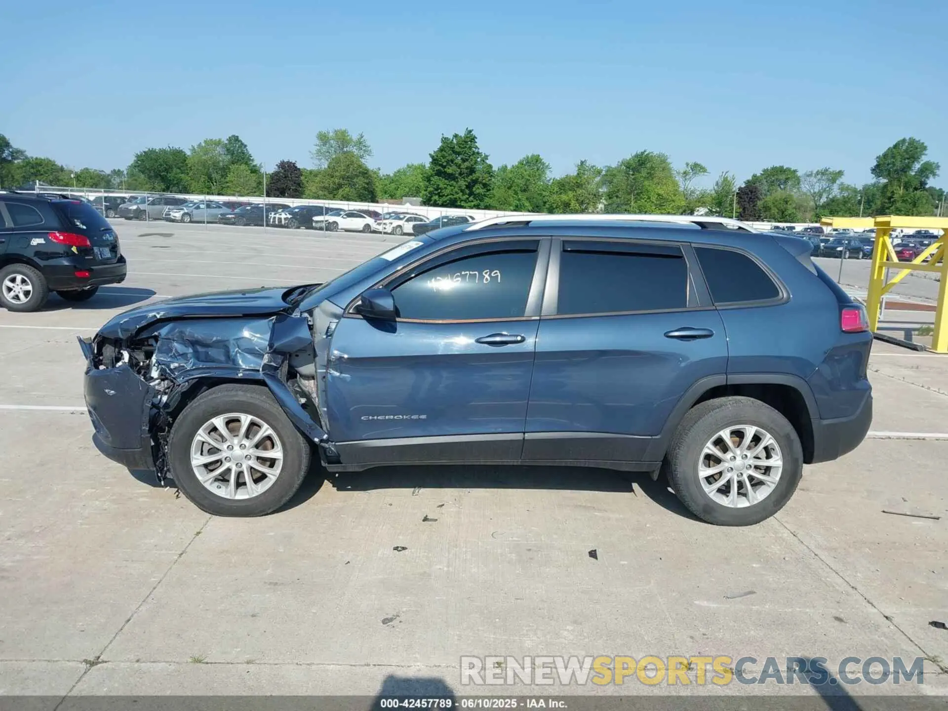 14 Photograph of a damaged car 1C4PJLCB9LD514811 JEEP CHEROKEE 2020