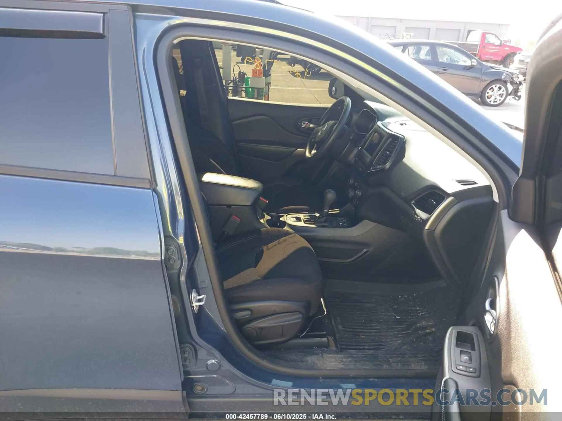 5 Photograph of a damaged car 1C4PJLCB9LD514811 JEEP CHEROKEE 2020