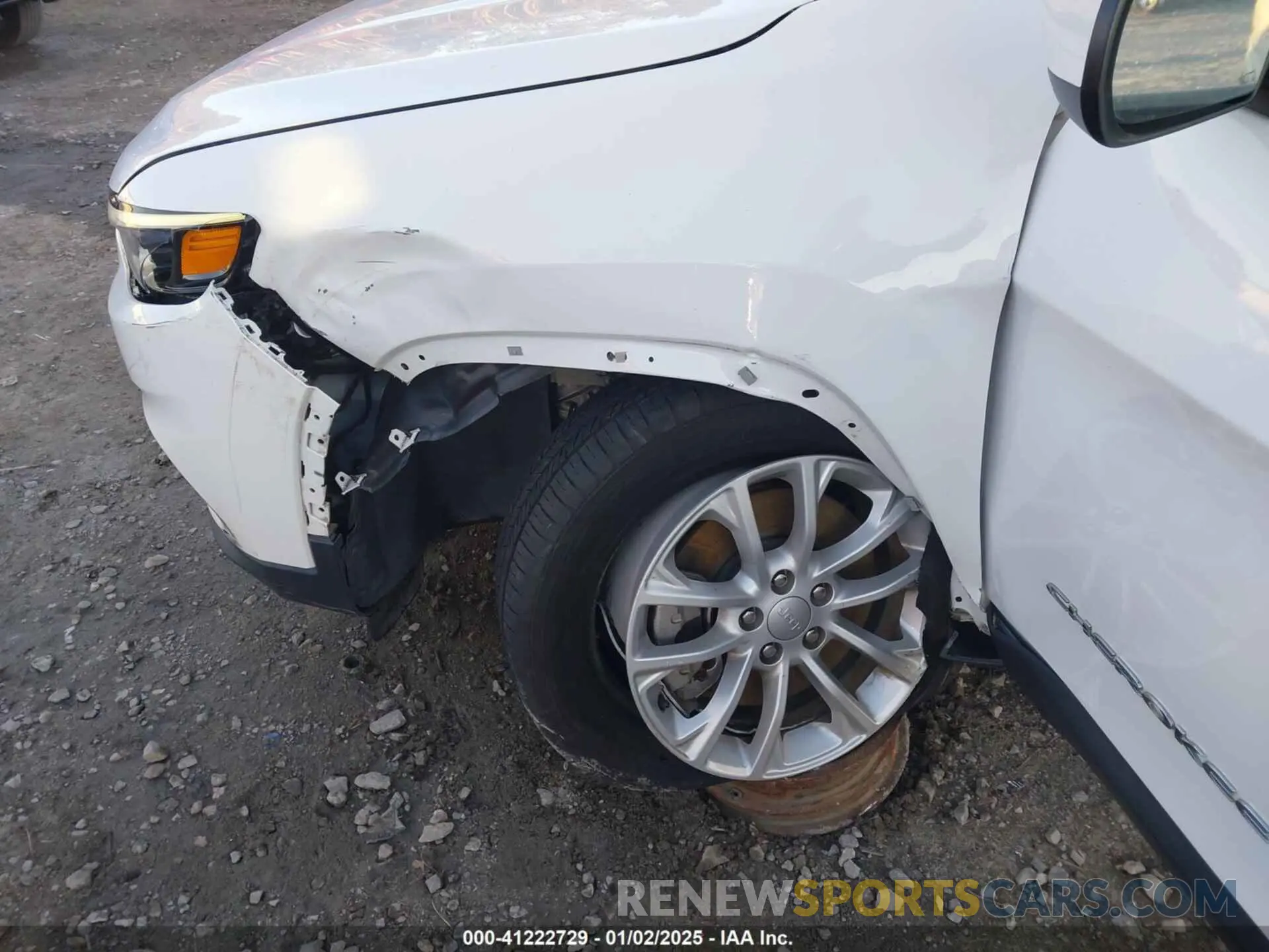 17 Photograph of a damaged car 1C4PJLCBXLD640272 JEEP CHEROKEE 2020
