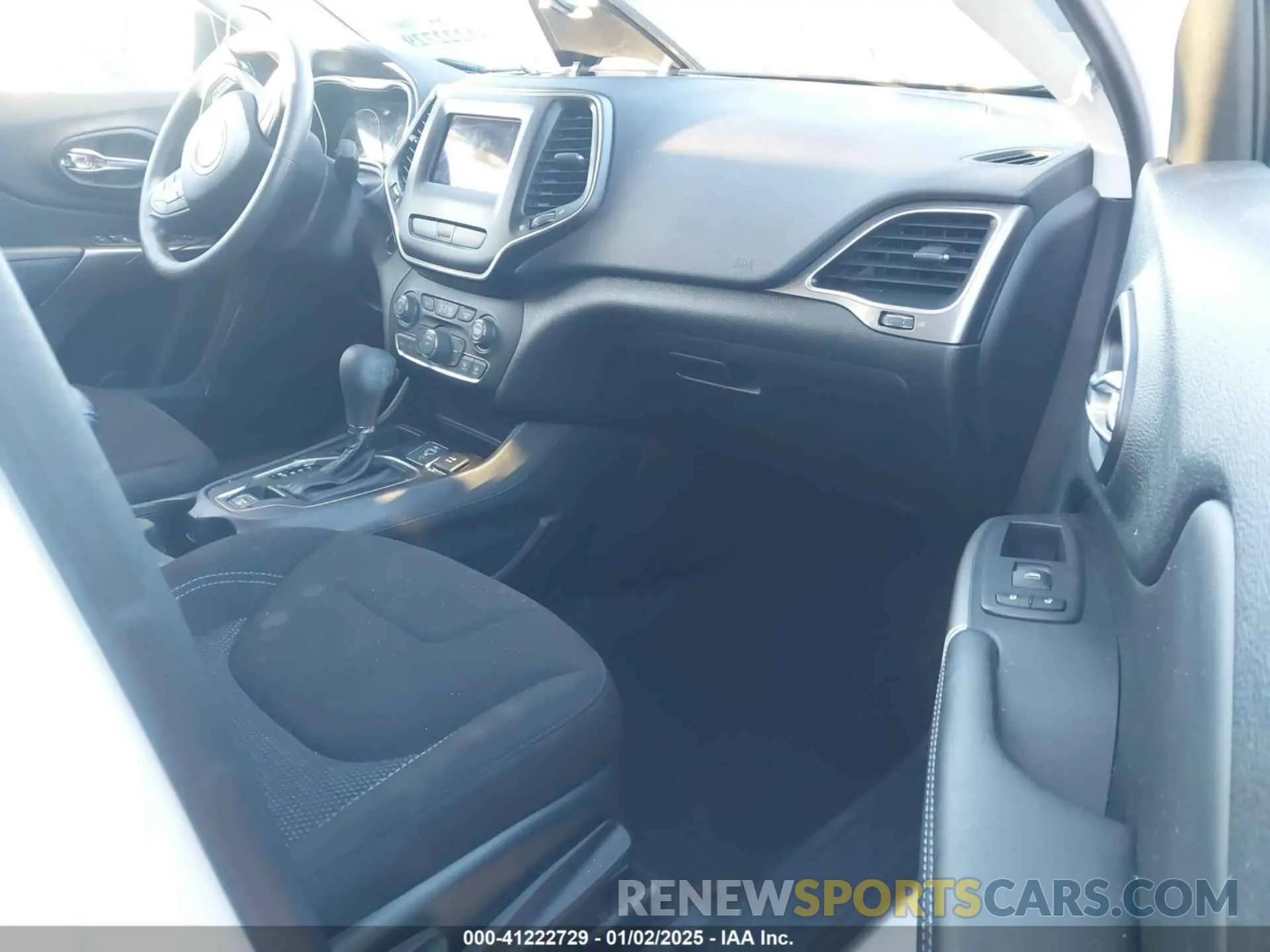 5 Photograph of a damaged car 1C4PJLCBXLD640272 JEEP CHEROKEE 2020