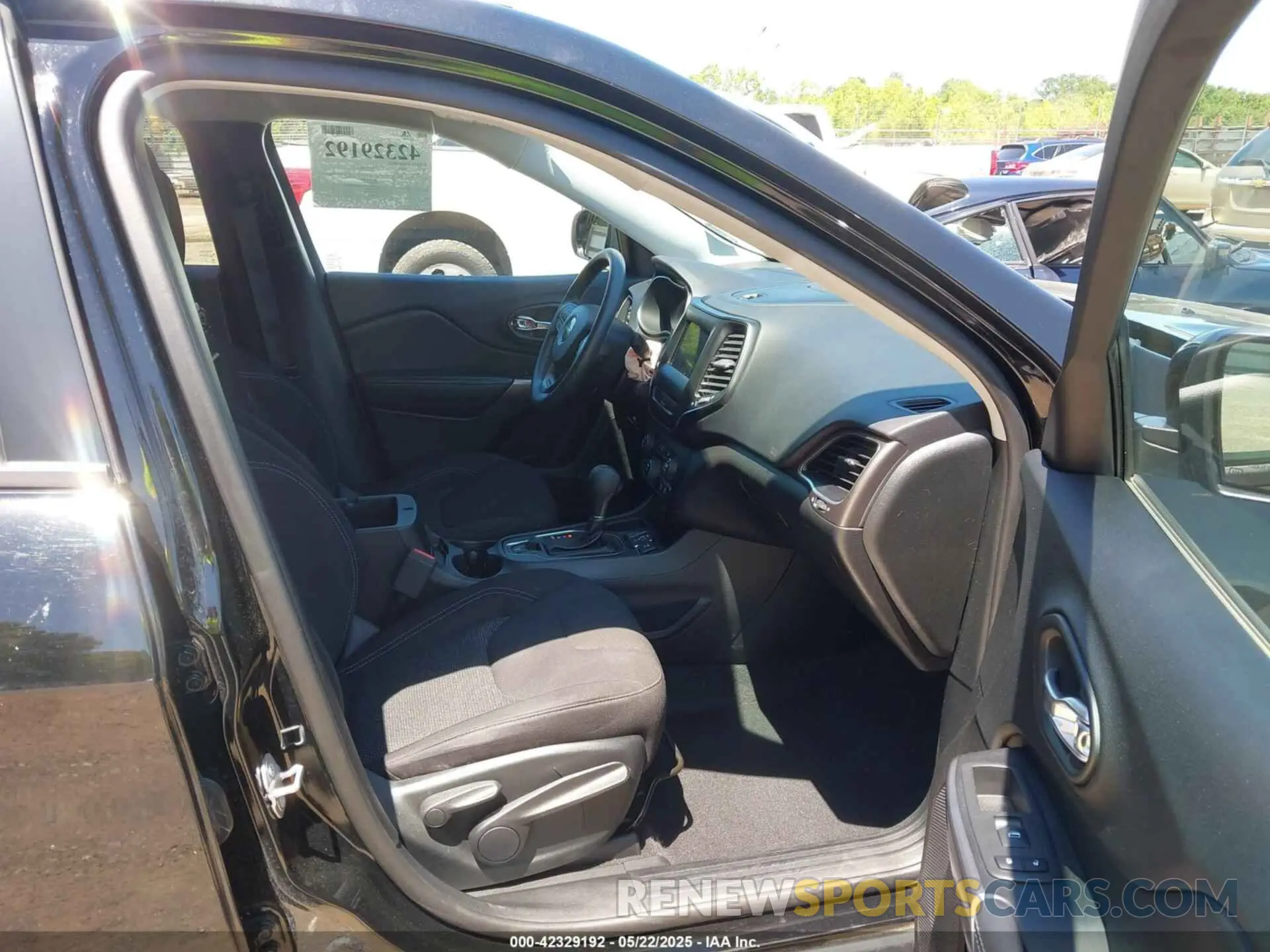 5 Photograph of a damaged car 1C4PJLCX1LD522106 JEEP CHEROKEE 2020