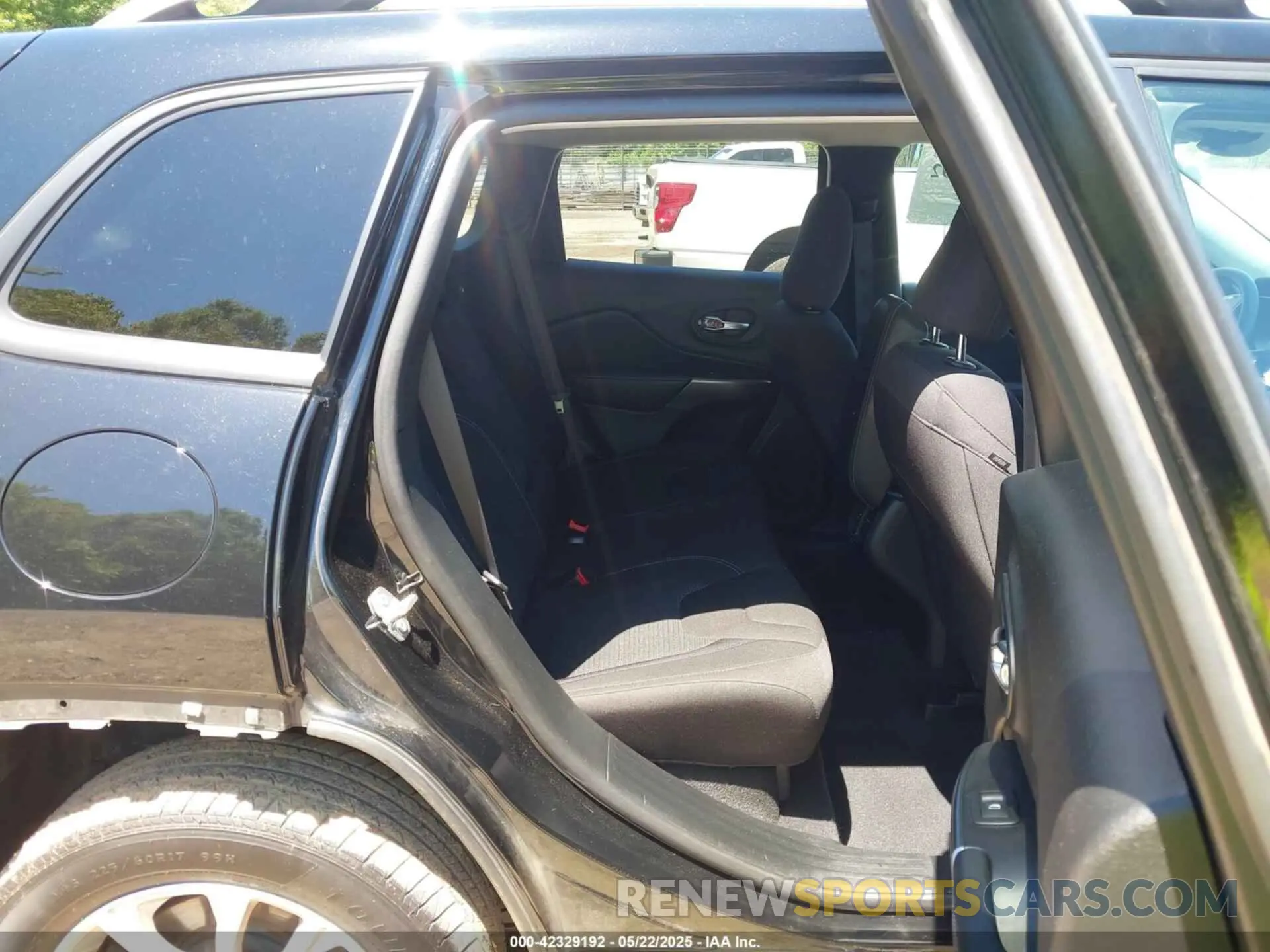 8 Photograph of a damaged car 1C4PJLCX1LD522106 JEEP CHEROKEE 2020