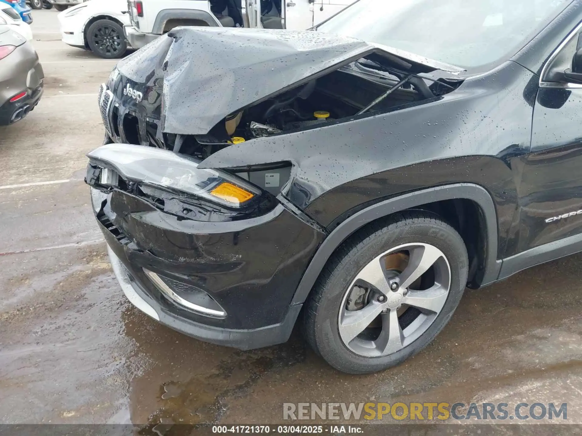 17 Photograph of a damaged car 1C4PJLDB0LD560770 JEEP CHEROKEE 2020
