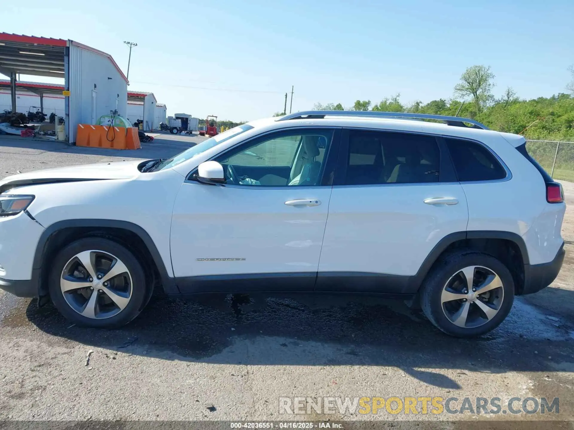 14 Photograph of a damaged car 1C4PJLDB4LD595411 JEEP CHEROKEE 2020