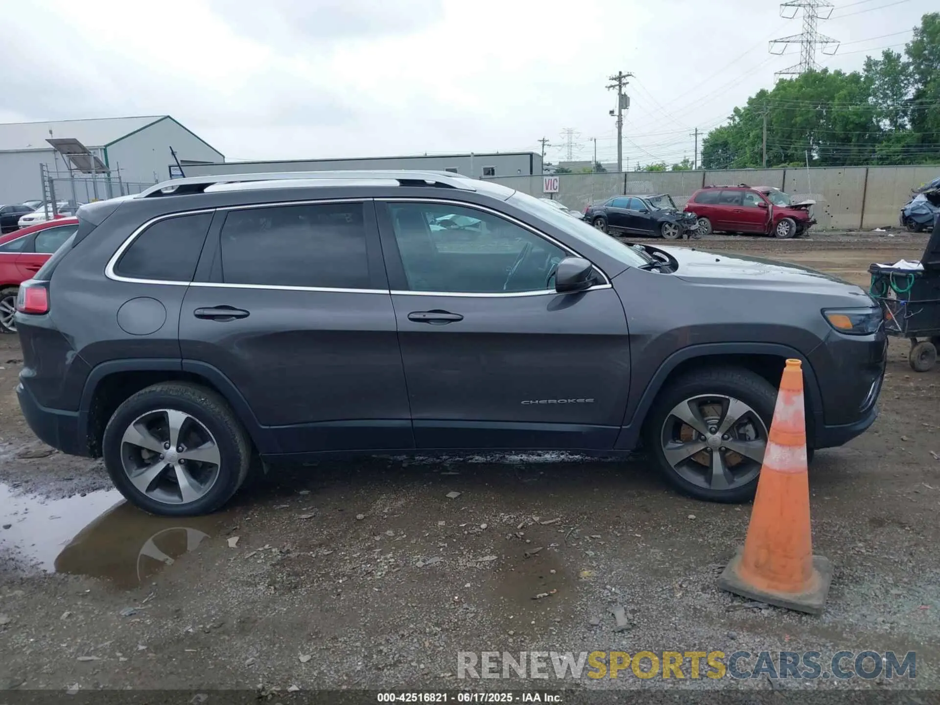 13 Photograph of a damaged car 1C4PJLDB8LD653312 JEEP CHEROKEE 2020