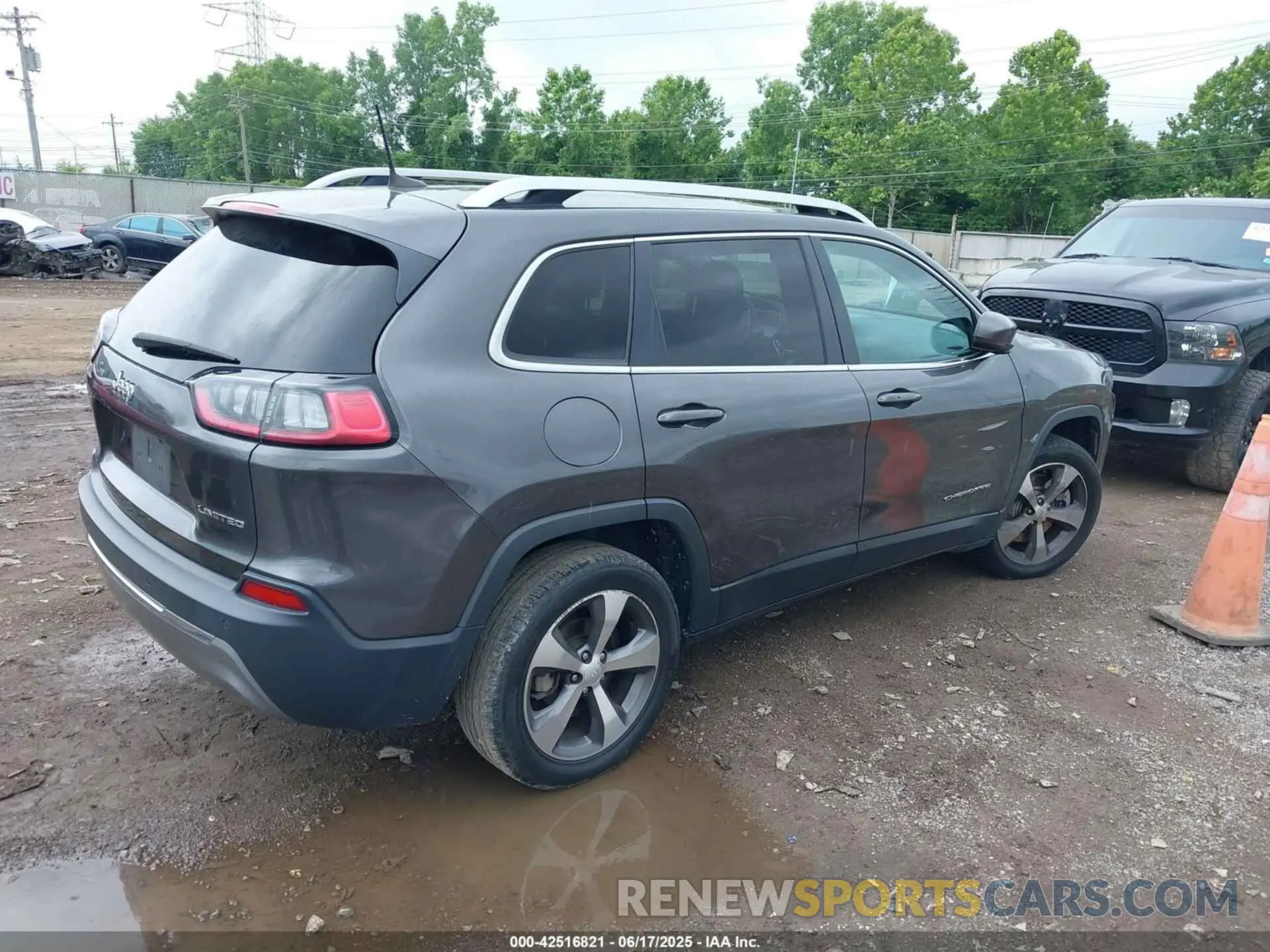 4 Photograph of a damaged car 1C4PJLDB8LD653312 JEEP CHEROKEE 2020