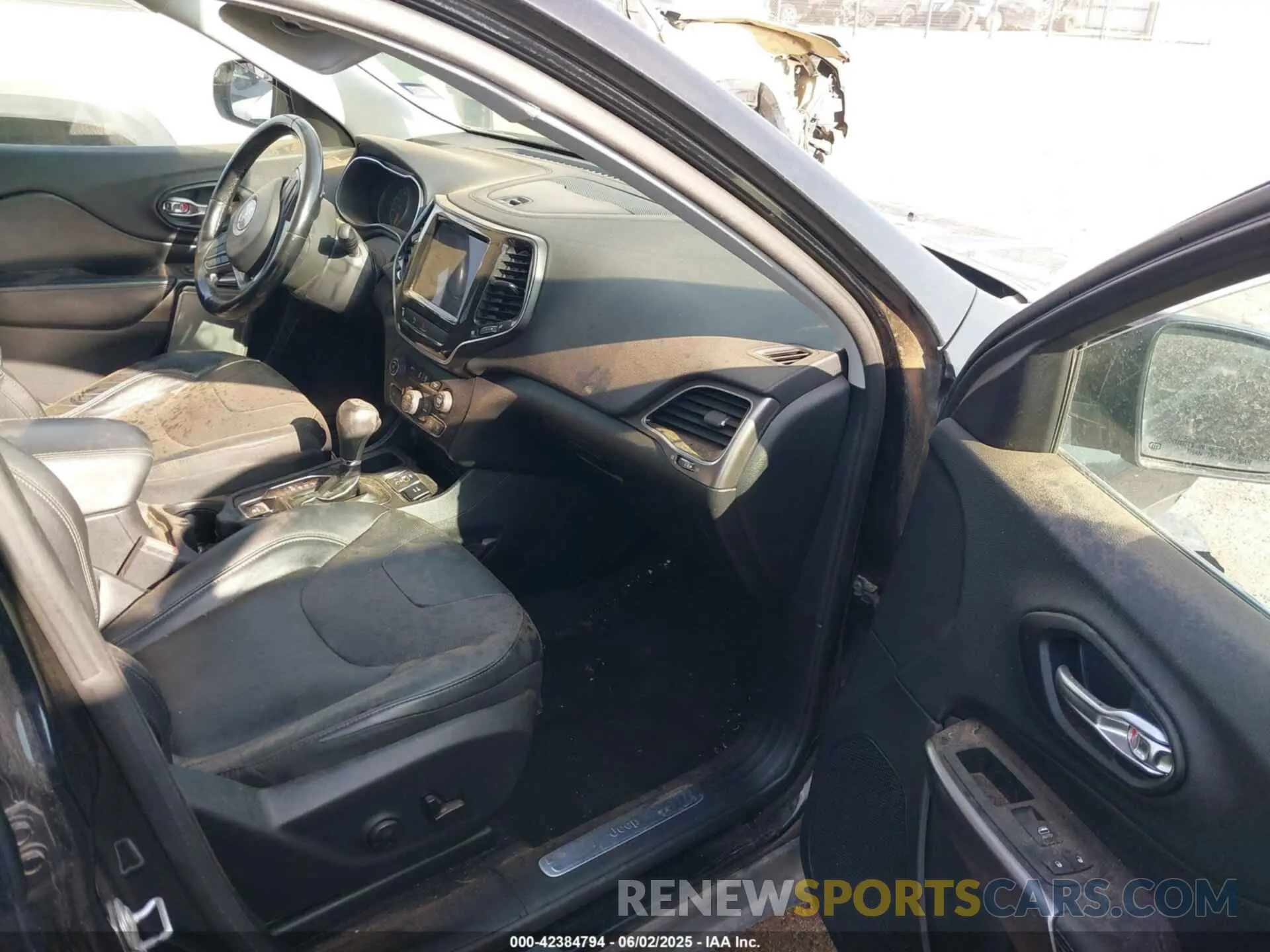 5 Photograph of a damaged car 1C4PJLDB9LD610338 JEEP CHEROKEE 2020