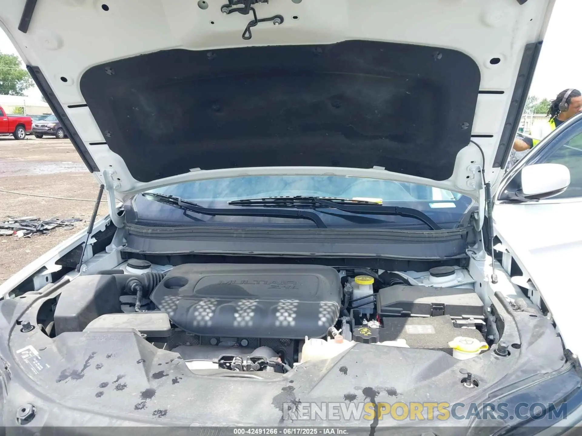 10 Photograph of a damaged car 1C4PJLLB2LD592959 JEEP CHEROKEE 2020