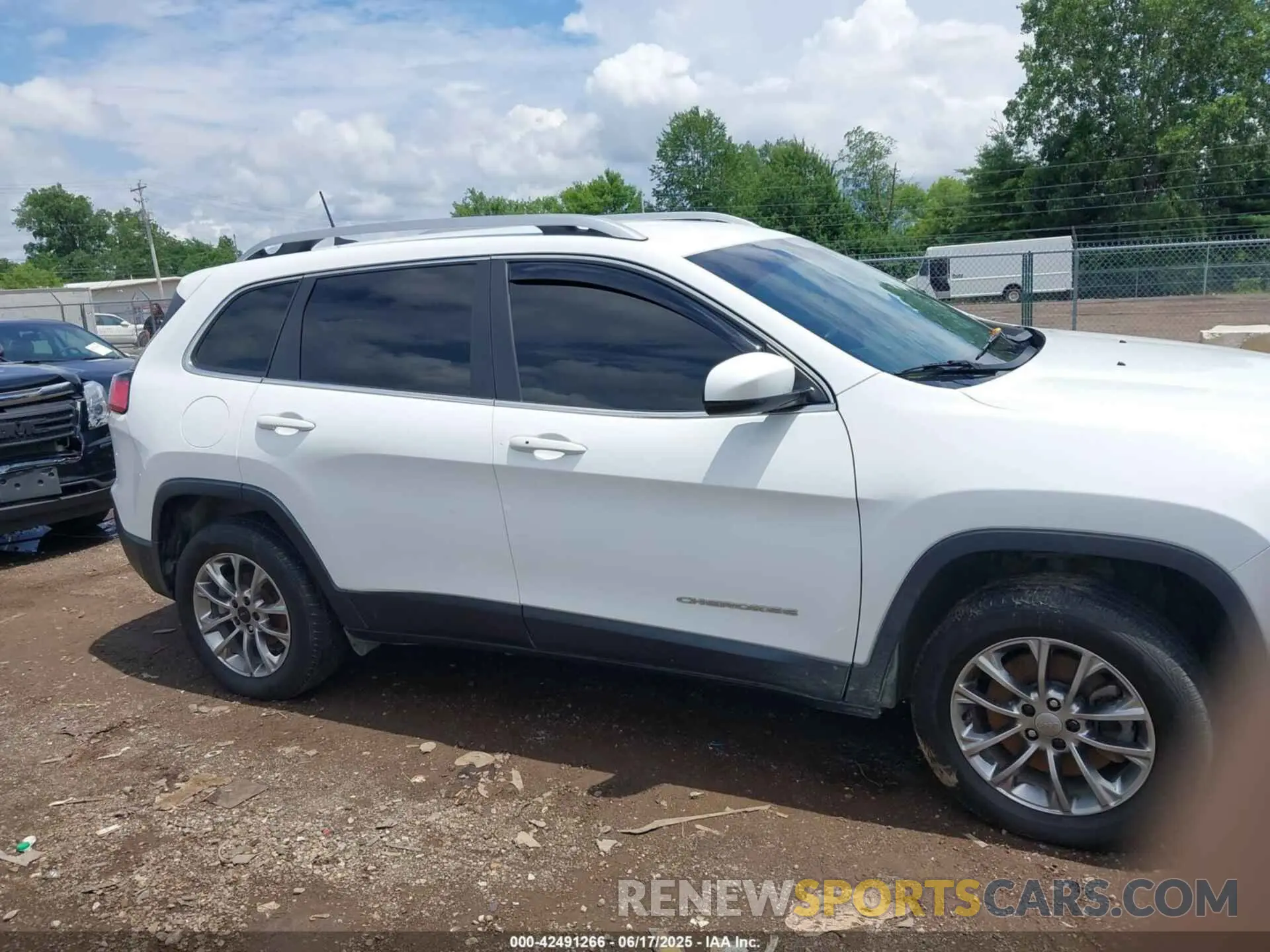 13 Photograph of a damaged car 1C4PJLLB2LD592959 JEEP CHEROKEE 2020
