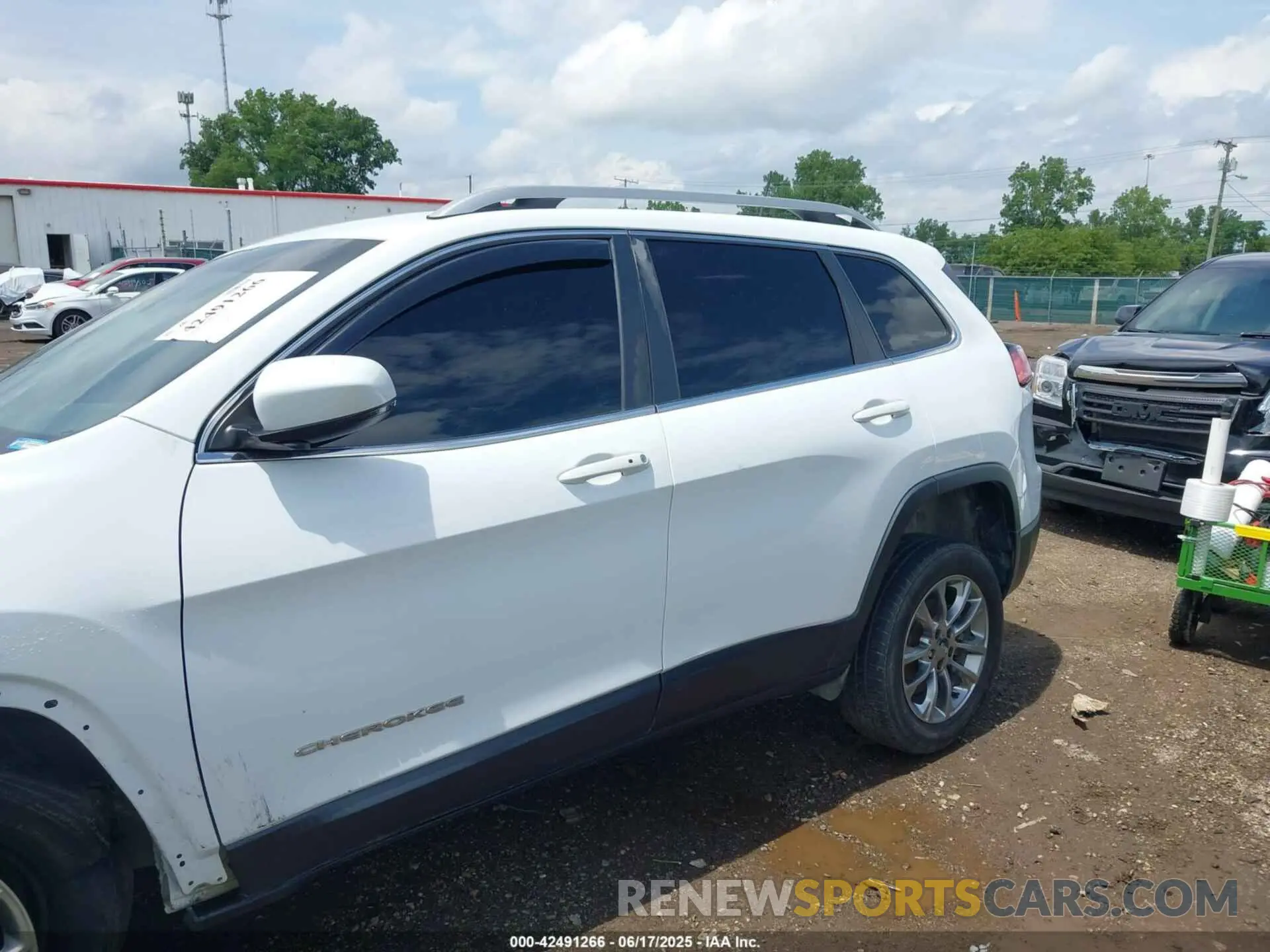14 Photograph of a damaged car 1C4PJLLB2LD592959 JEEP CHEROKEE 2020