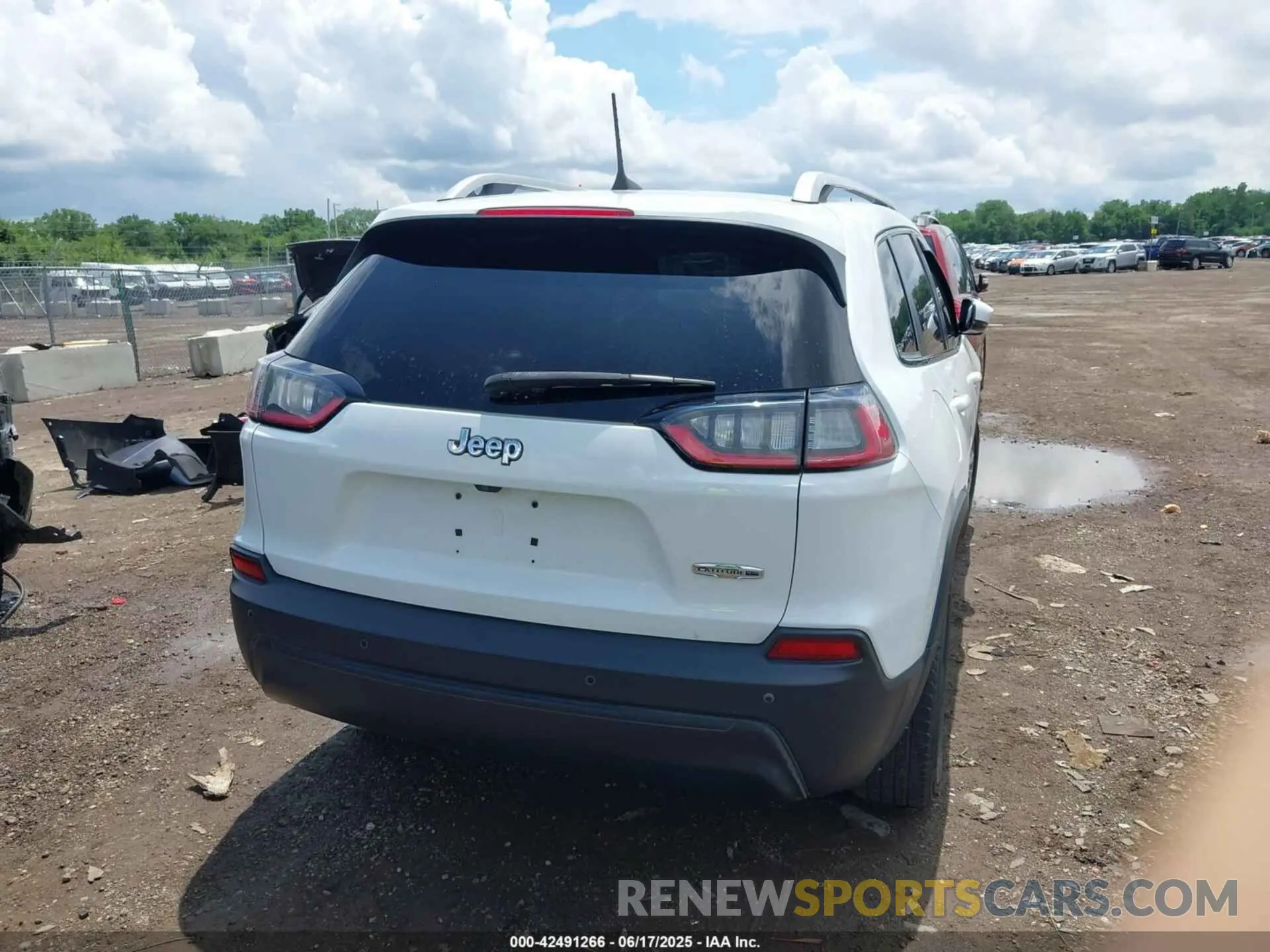 16 Photograph of a damaged car 1C4PJLLB2LD592959 JEEP CHEROKEE 2020