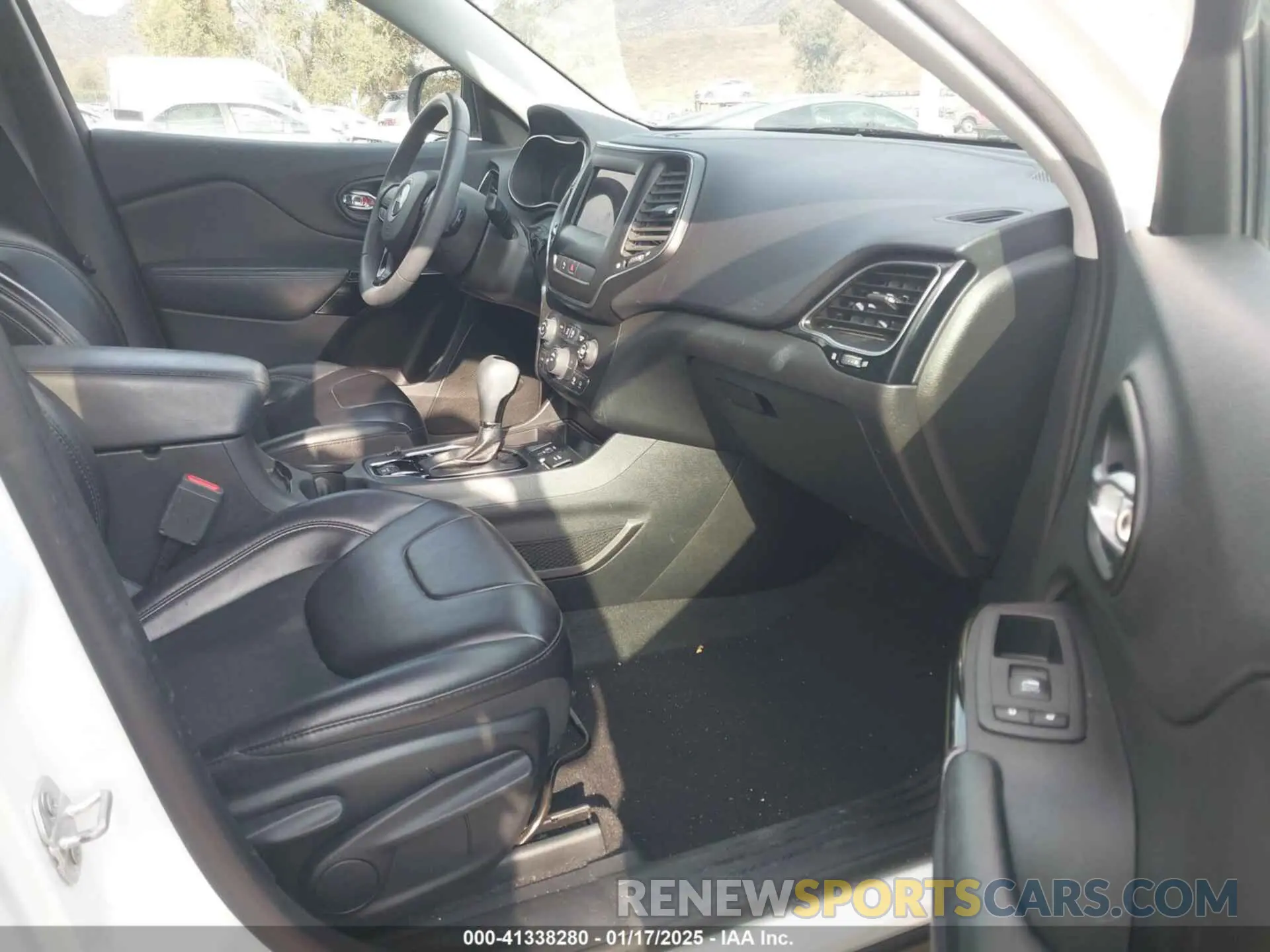 5 Photograph of a damaged car 1C4PJLLB4LD648609 JEEP CHEROKEE 2020