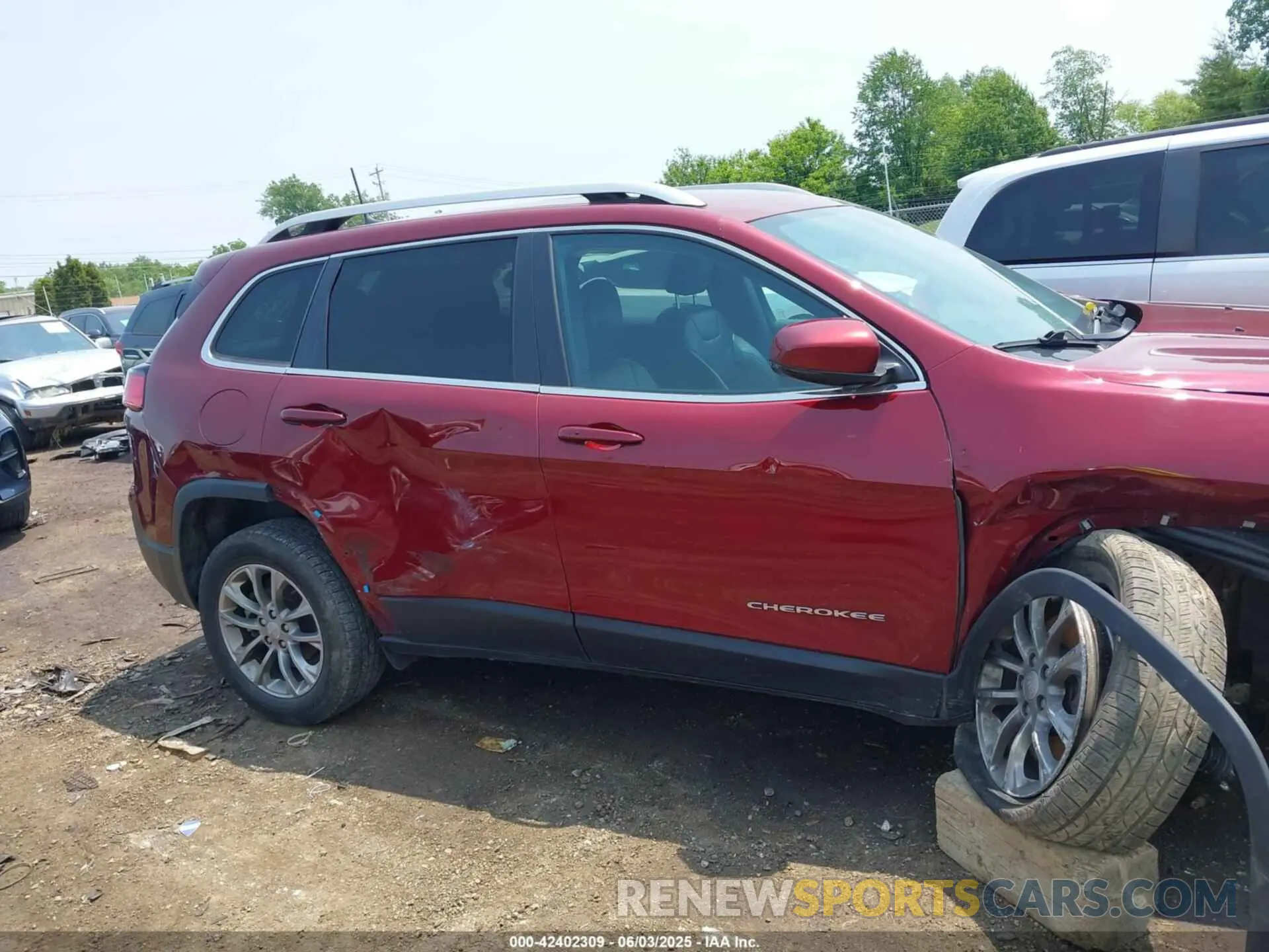 13 Photograph of a damaged car 1C4PJLLB5LD541827 JEEP CHEROKEE 2020