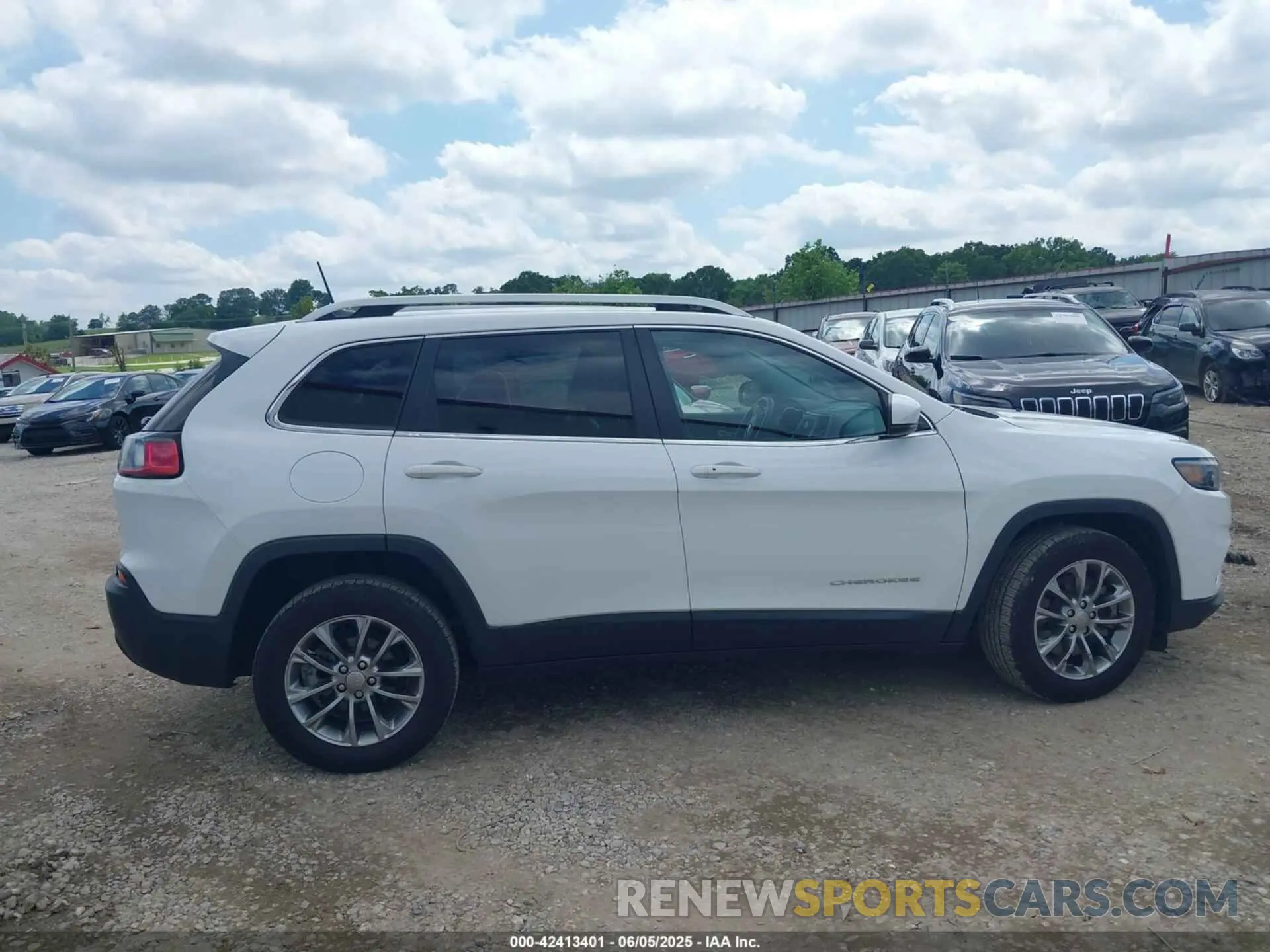 13 Photograph of a damaged car 1C4PJLLB5LD561205 JEEP CHEROKEE 2020