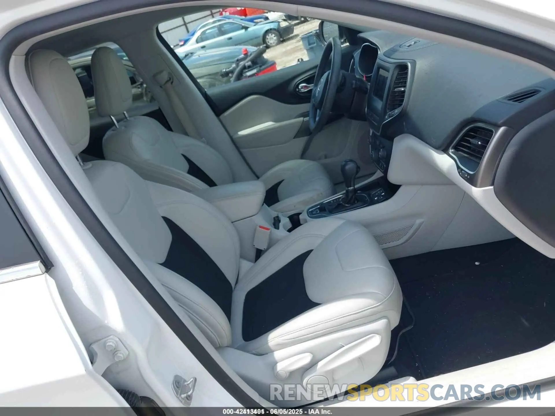 5 Photograph of a damaged car 1C4PJLLB5LD561205 JEEP CHEROKEE 2020