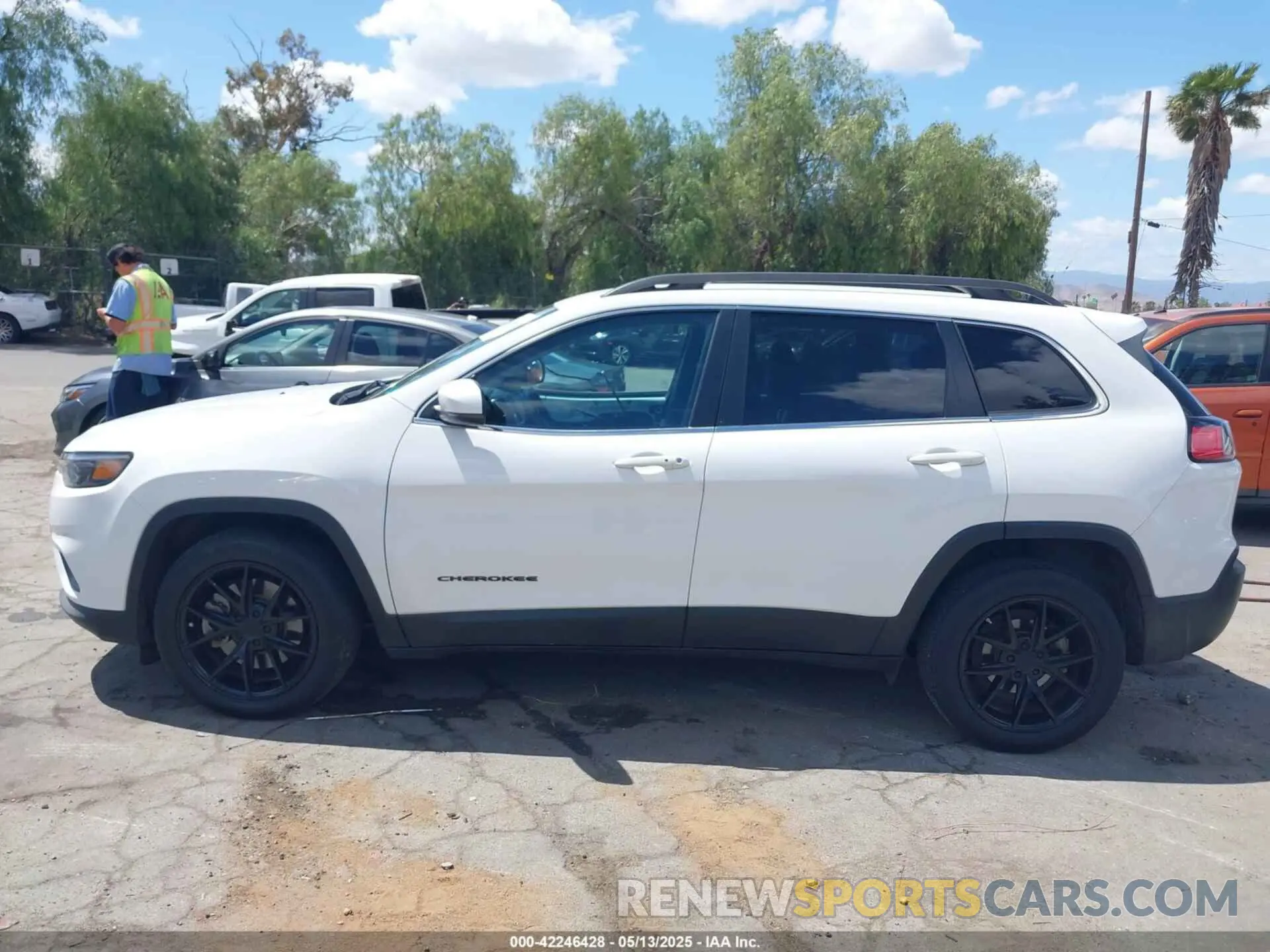14 Photograph of a damaged car 1C4PJLLB5LD625047 JEEP CHEROKEE 2020