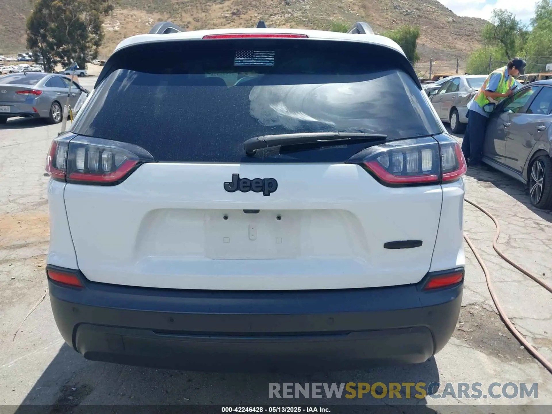 16 Photograph of a damaged car 1C4PJLLB5LD625047 JEEP CHEROKEE 2020