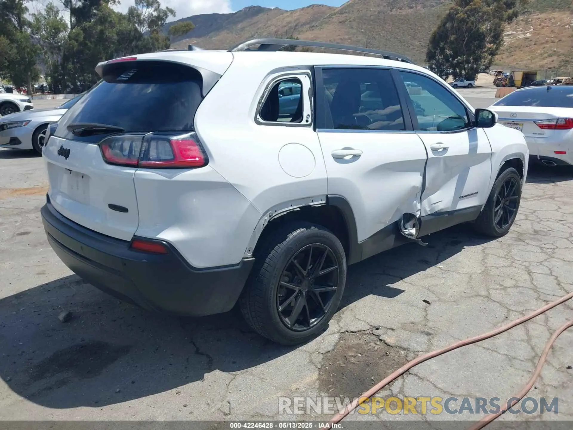 4 Photograph of a damaged car 1C4PJLLB5LD625047 JEEP CHEROKEE 2020