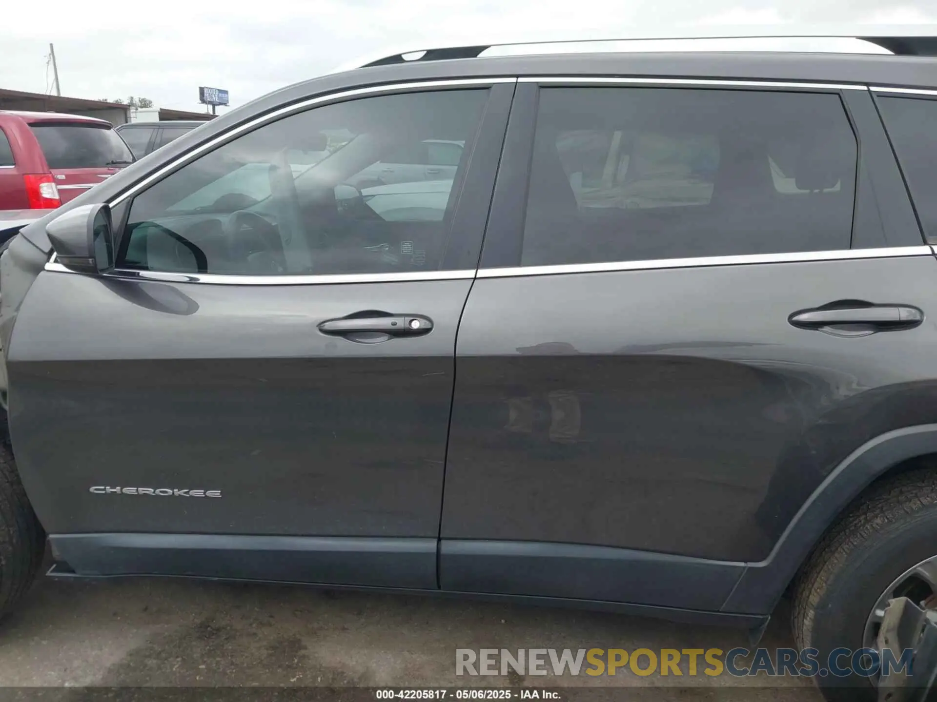 14 Photograph of a damaged car 1C4PJLLB6LD525541 JEEP CHEROKEE 2020
