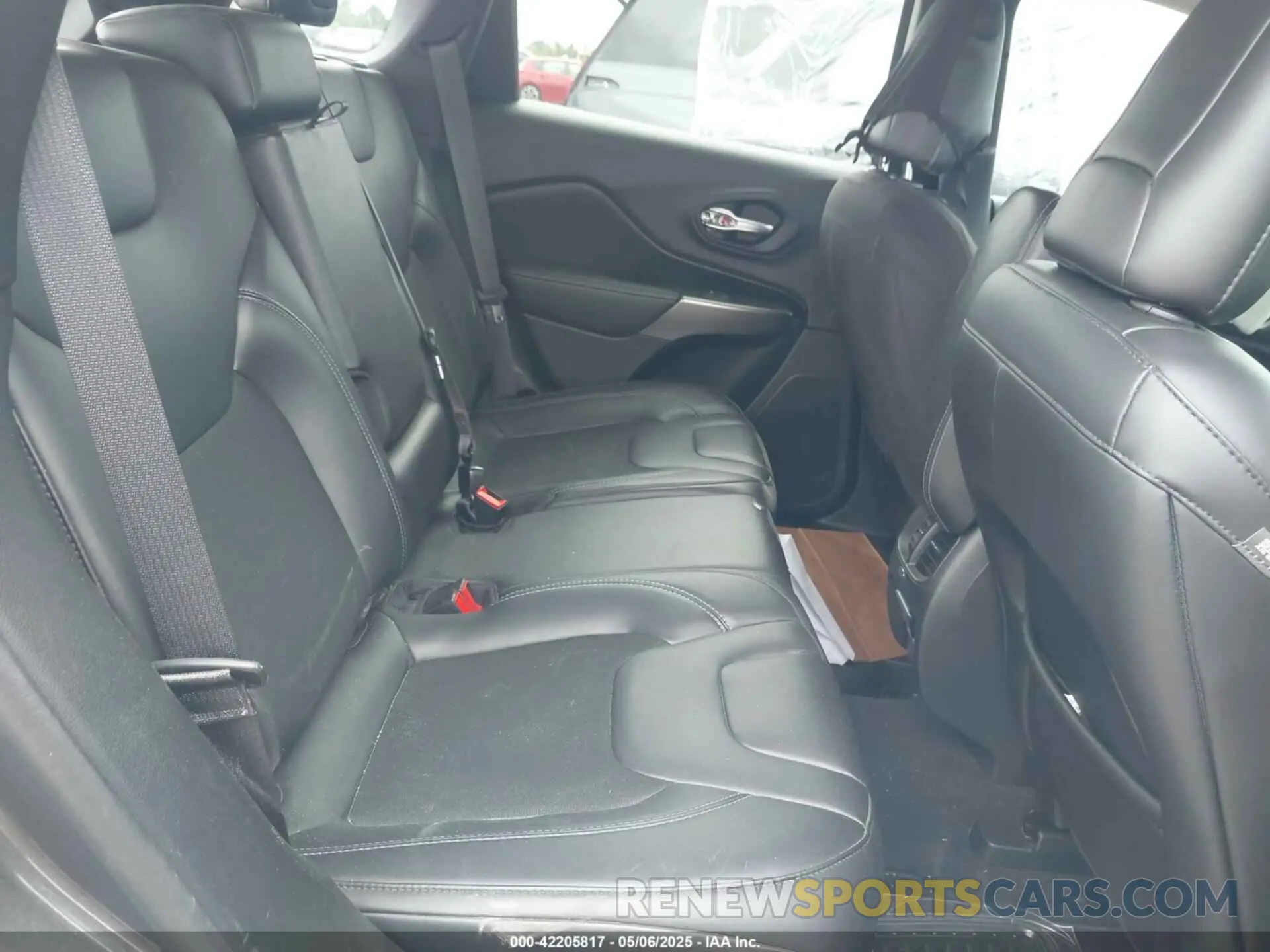 8 Photograph of a damaged car 1C4PJLLB6LD525541 JEEP CHEROKEE 2020