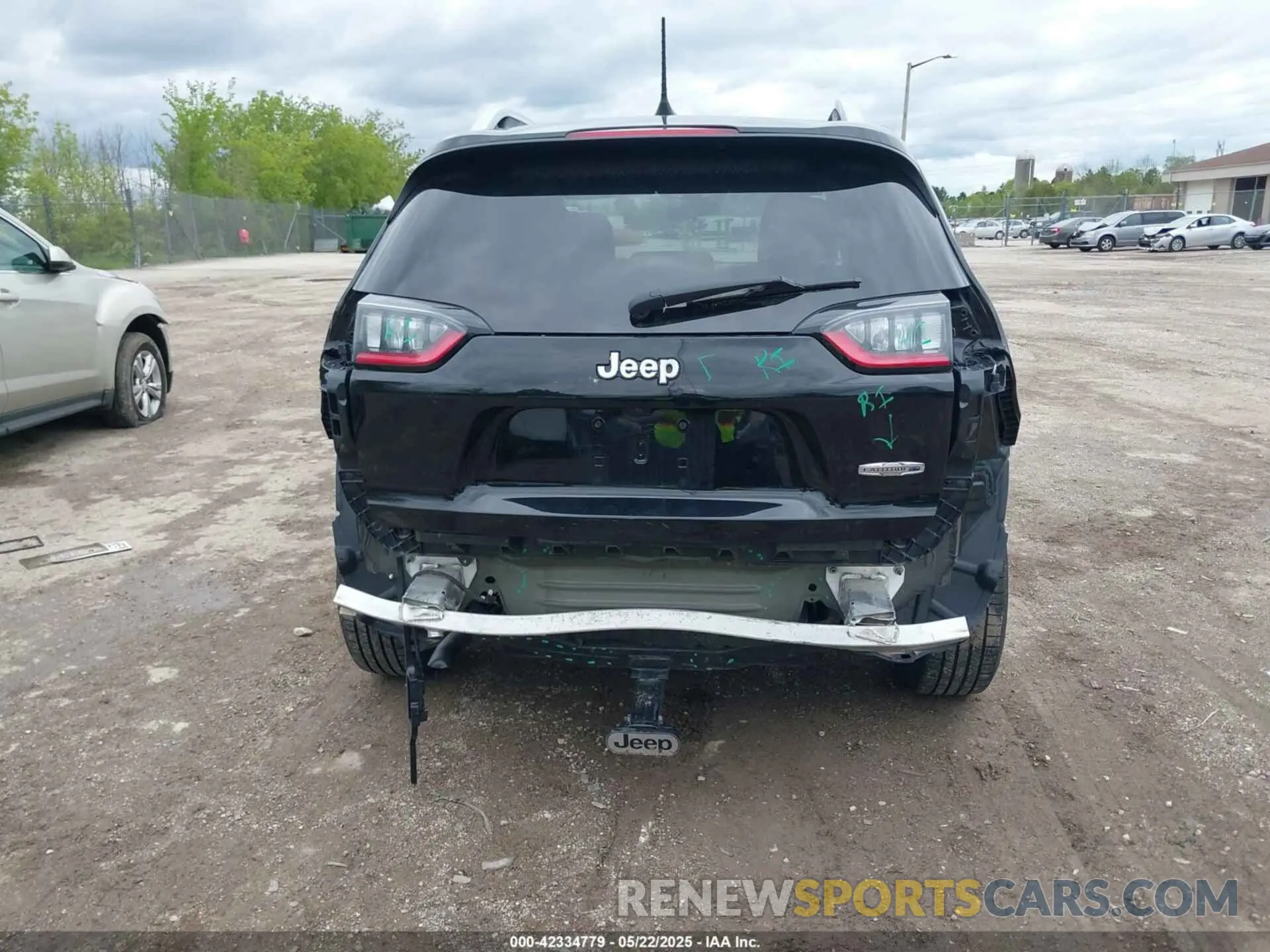 17 Photograph of a damaged car 1C4PJLLB6LD596142 JEEP CHEROKEE 2020