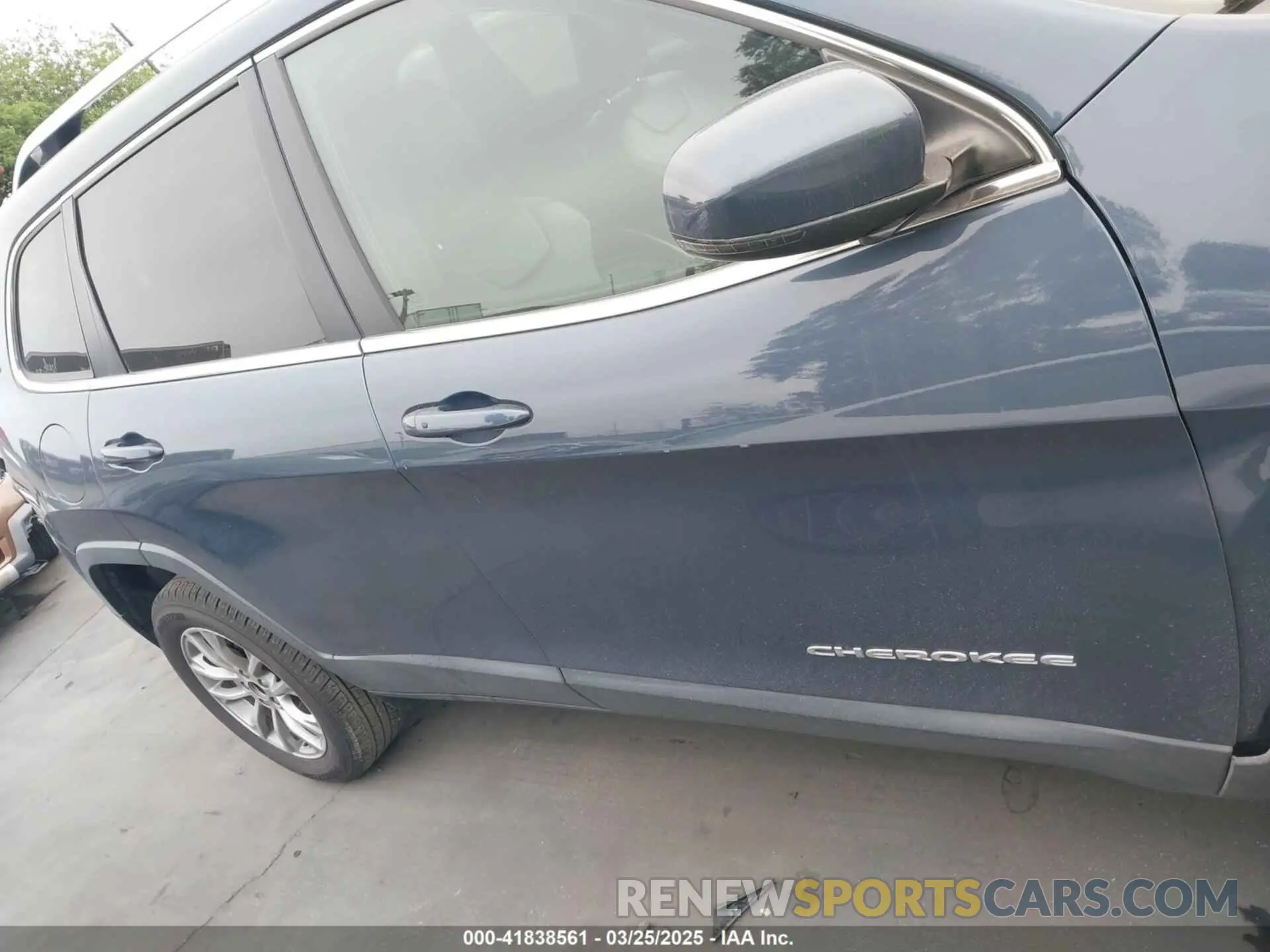 13 Photograph of a damaged car 1C4PJLLB6LD605731 JEEP CHEROKEE 2020