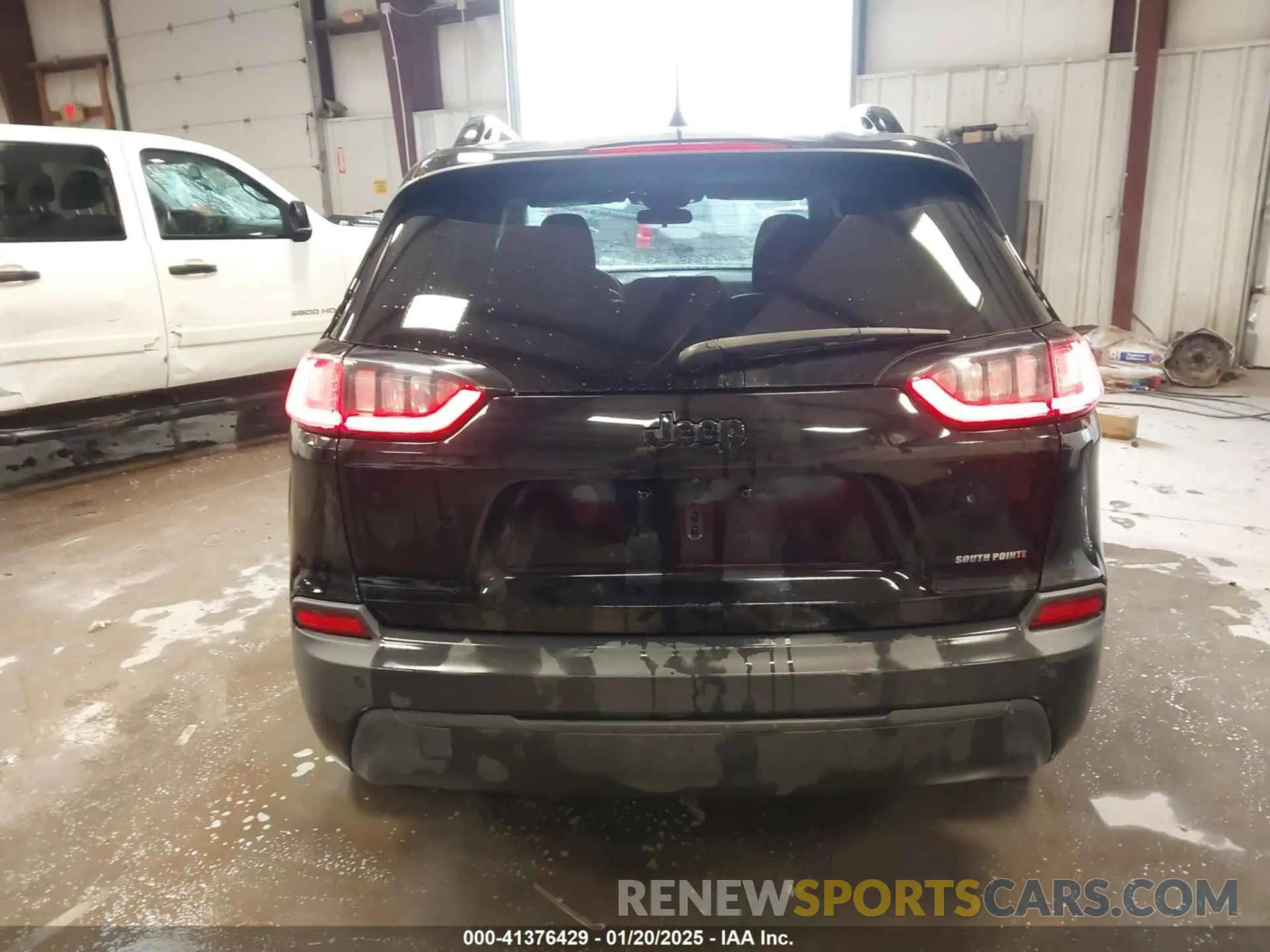 17 Photograph of a damaged car 1C4PJLLB7LD577390 JEEP CHEROKEE 2020