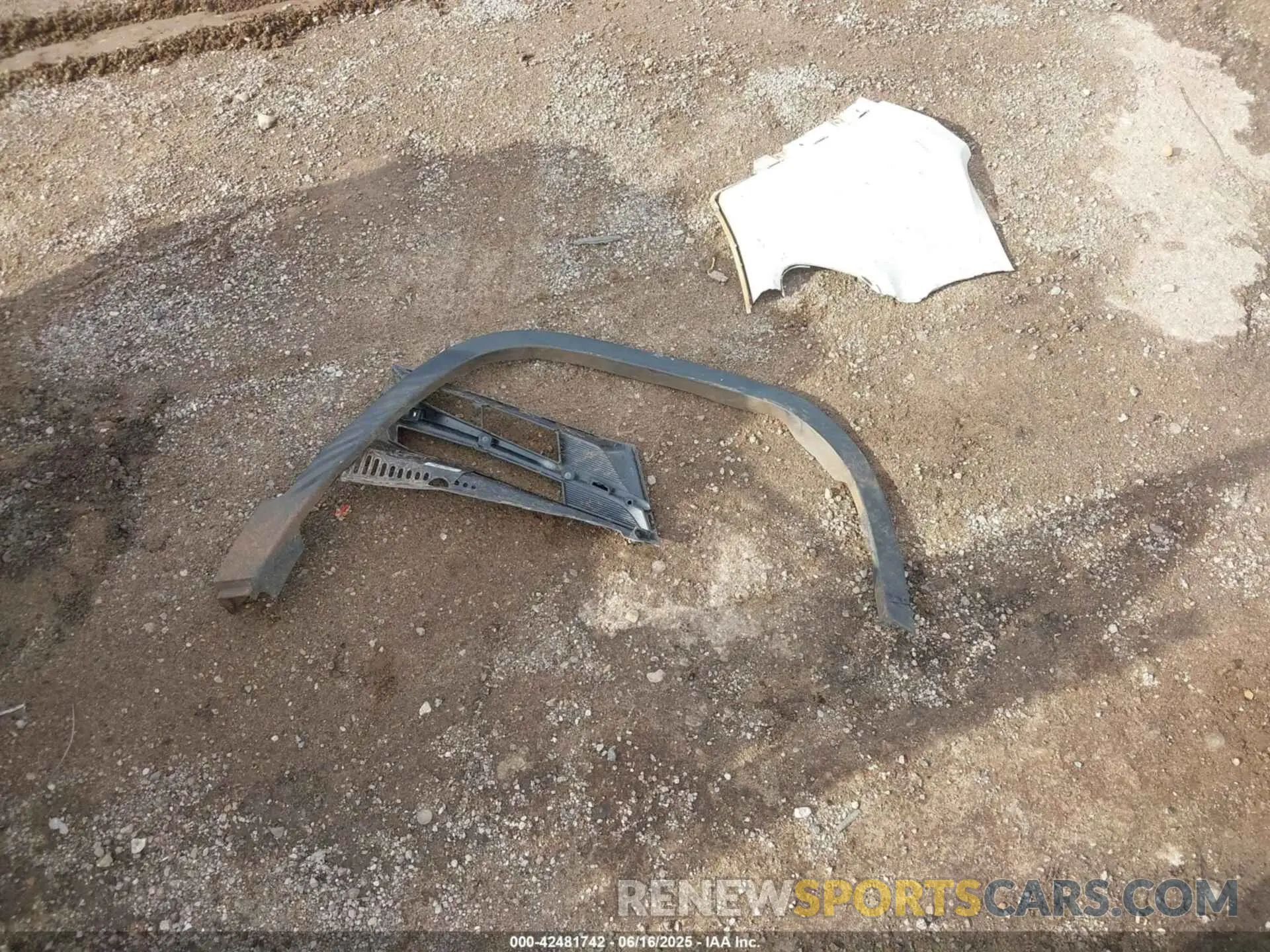 12 Photograph of a damaged car 1C4PJLLB7LD605575 JEEP CHEROKEE 2020