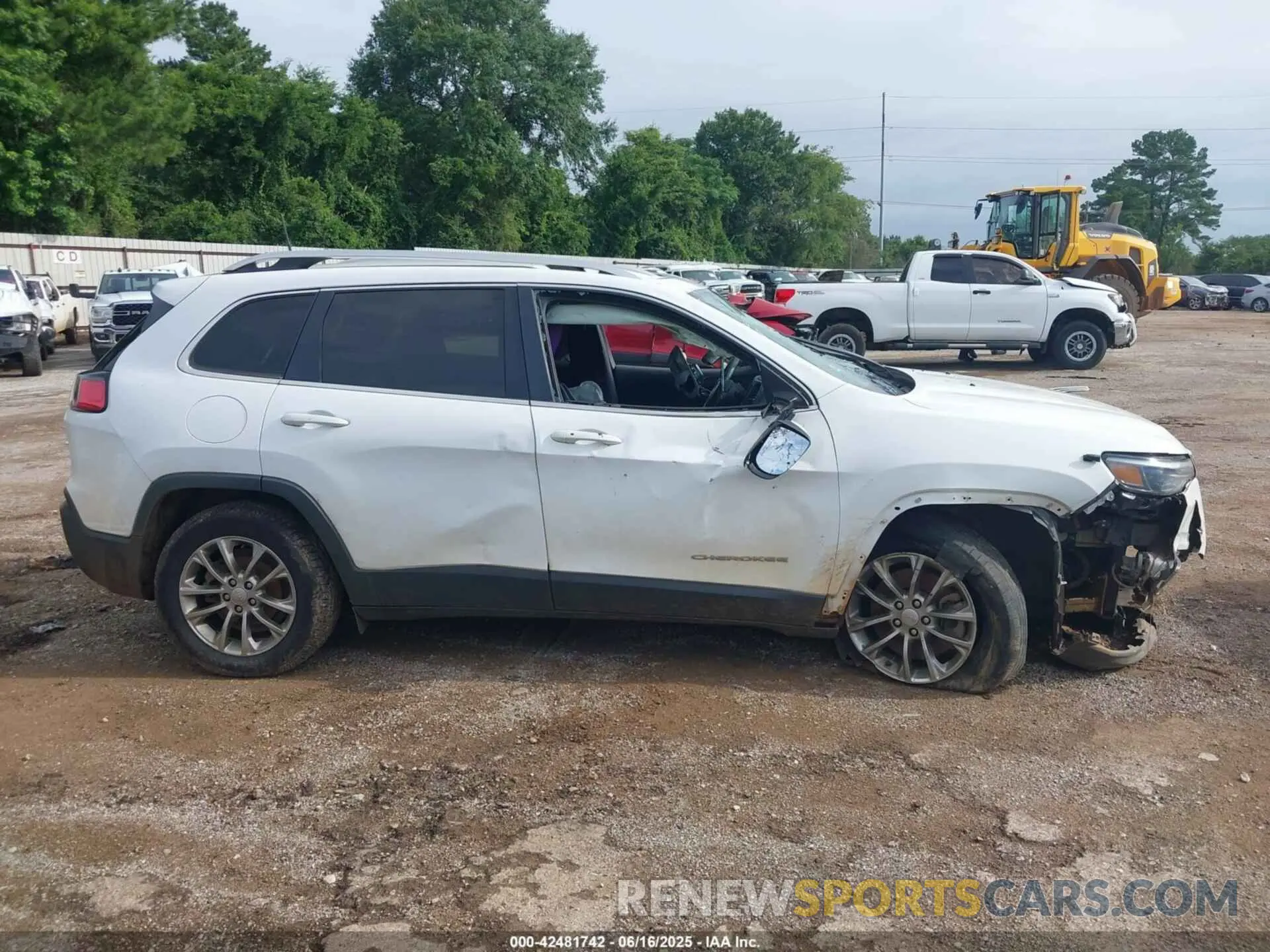 14 Photograph of a damaged car 1C4PJLLB7LD605575 JEEP CHEROKEE 2020