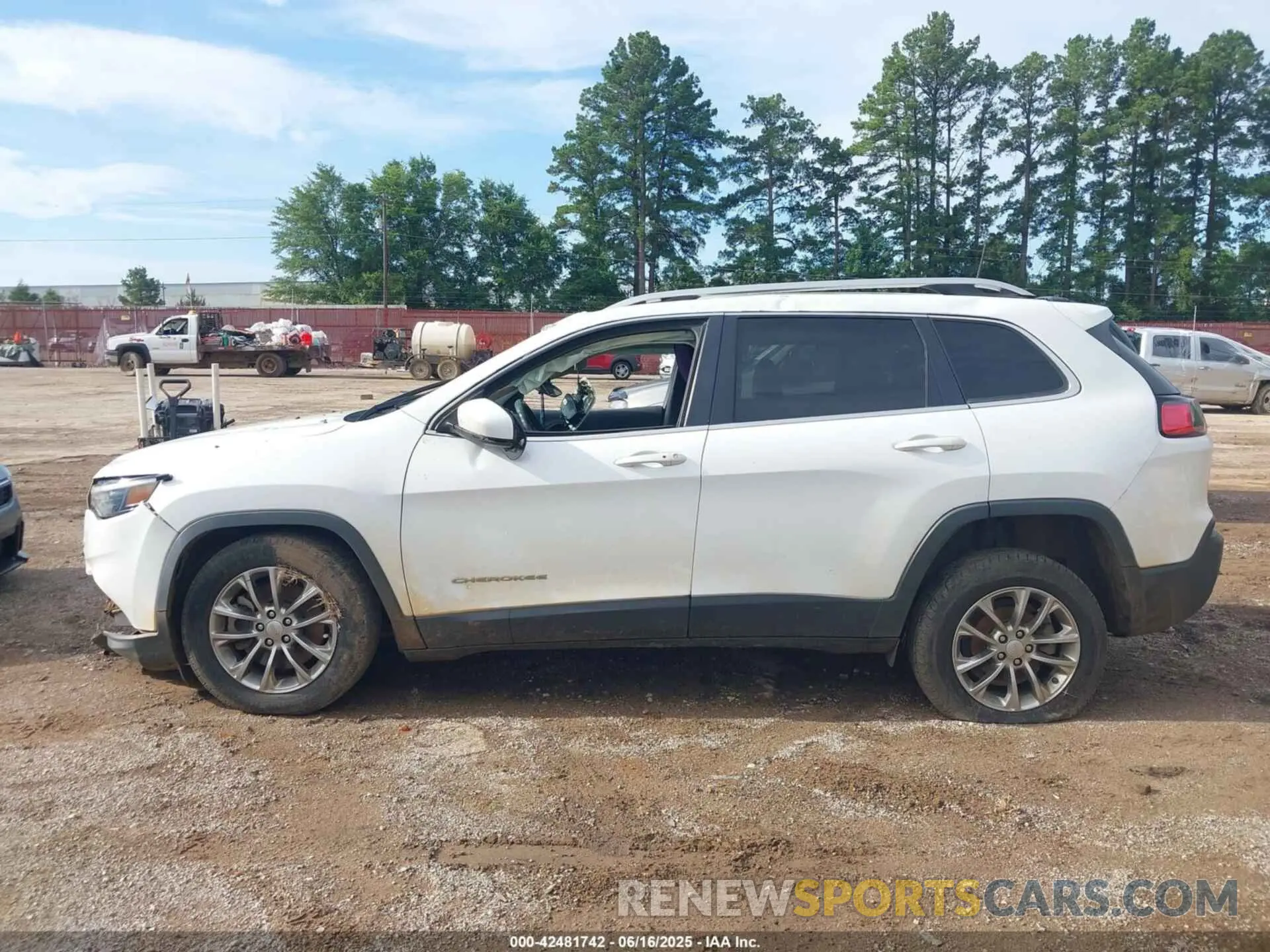15 Photograph of a damaged car 1C4PJLLB7LD605575 JEEP CHEROKEE 2020