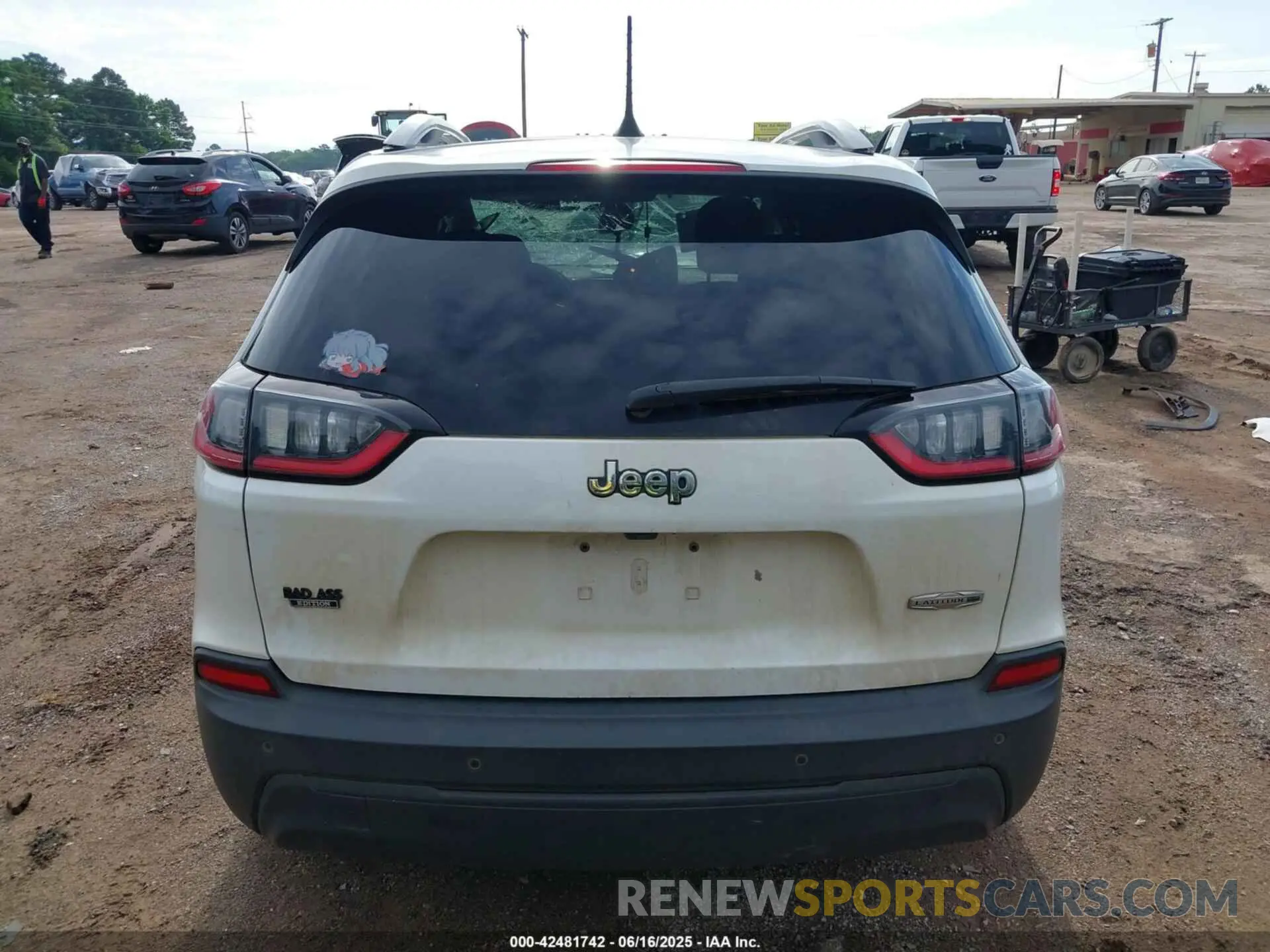 17 Photograph of a damaged car 1C4PJLLB7LD605575 JEEP CHEROKEE 2020